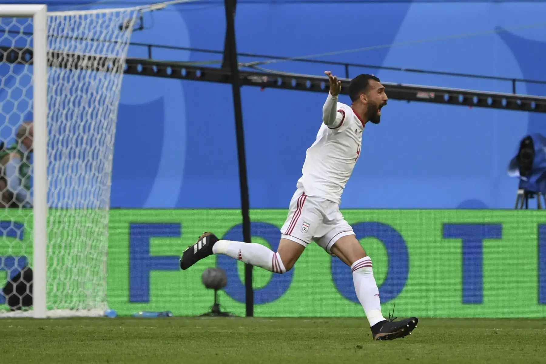 El defensor de Irán Roozbeh Cheshmi celebra después del gol tardío durante el partido de fútbol de la Copa del Mundo Rusia 2018 Grupo B entre Marruecos e Irán en el Estadio de San Petersburgo. AFP