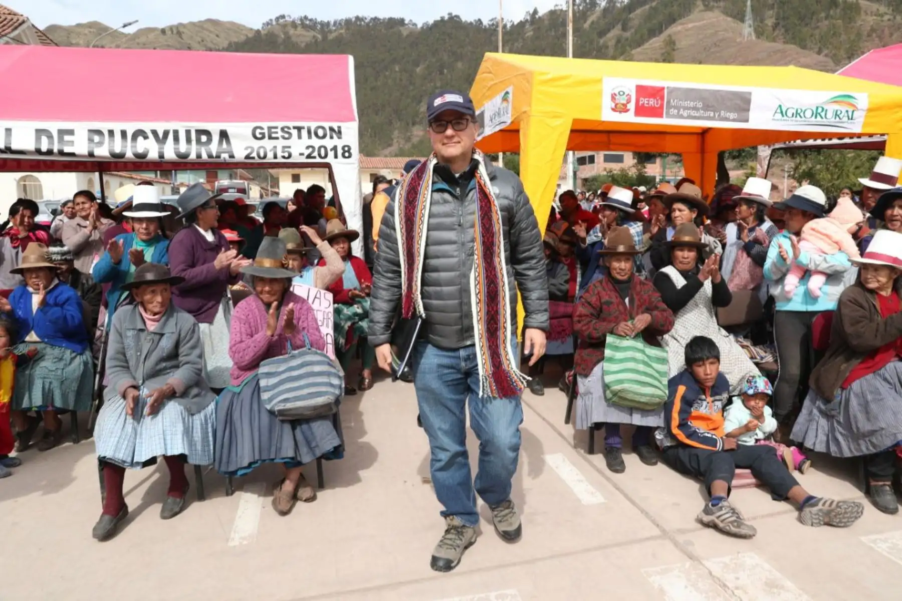 Ministro de Energía y Minas Francisco Ísmodes junta a Fabiola Muñoz entregaron ayuda por friaje y heladas en Pucará en el distrito de Anta-Cusco. Foto: ANDINA/MINEM