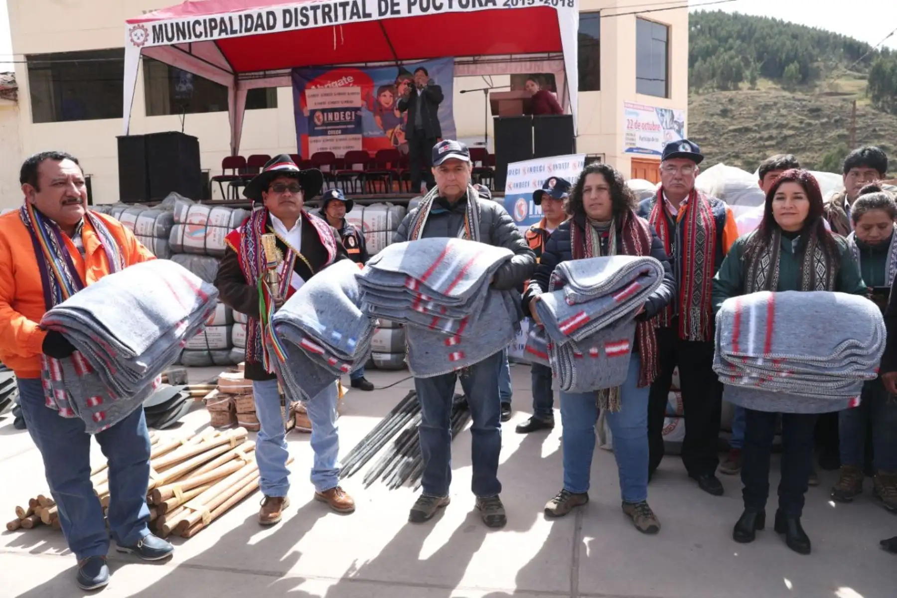 Ministro de Energía y Minas Francisco Ísmodes junta a Fabiola Muñoz entregaron ayuda por friaje y heladas en Pucará en el distrito de Anta-Cusco. Foto: ANDINA/MINEM
