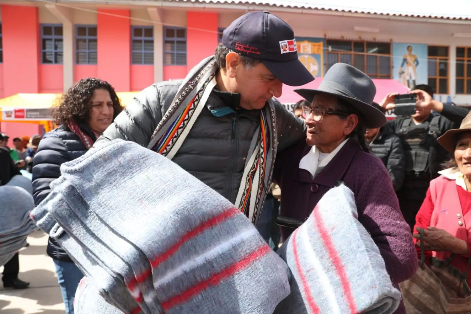 Ministro de Energía y Minas Francisco Ísmodes junta a Fabiola Muñoz entregaron ayuda por friaje y heladas en Pucará en el distrito de Anta-Cusco. Foto: ANDINA/MINEM