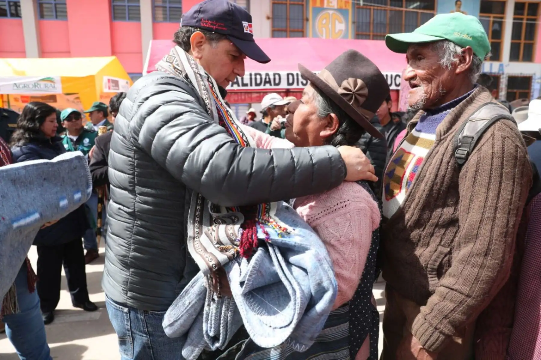 Ministro de Energía y Minas Francisco Ísmodes junta a Fabiola Muñoz entregaron ayuda por friaje y heladas en Pucará en el distrito de Anta-Cusco. Foto: ANDINA/MINEM