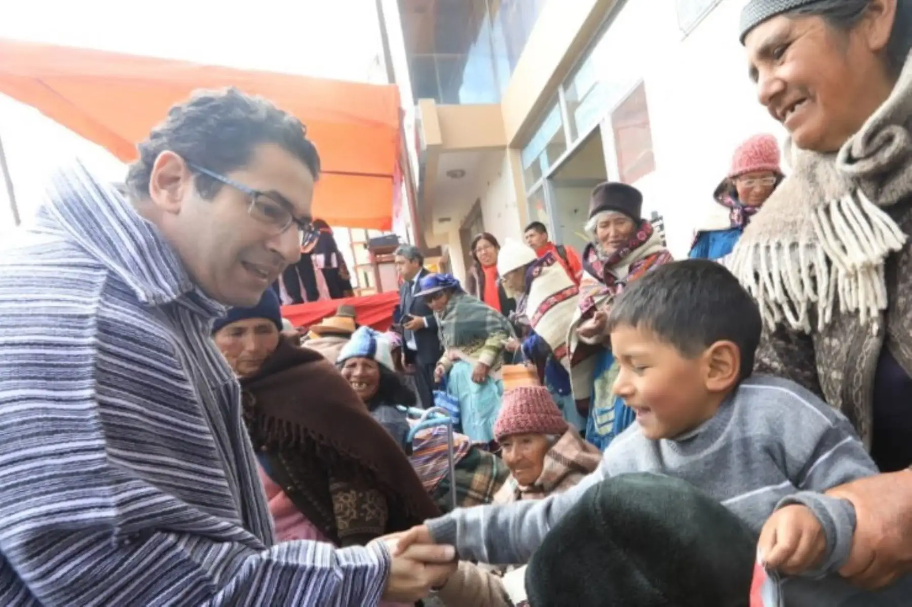 El ministro de Justicia y Derechos Humanos, Salvador Heresi, llegó al distrito de Carhuamayo, ubicado en la provincia de Jauja, para reunirse con las autoridades regionales y locales, con quienes supervisó las labores de atención a las poblaciones afectadas y vulnerables ante las bajas temperaturas. También entregó importante ayuda humanitaria.