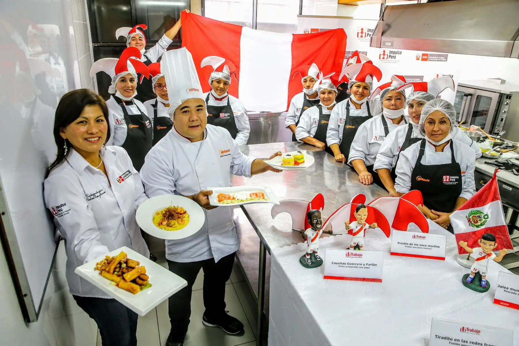 Personas capacitadas en gastronomía por el Ministerio de Trabajo, presentan platos mundialistas. Foto: ANDINA/Luis Iparraguirre