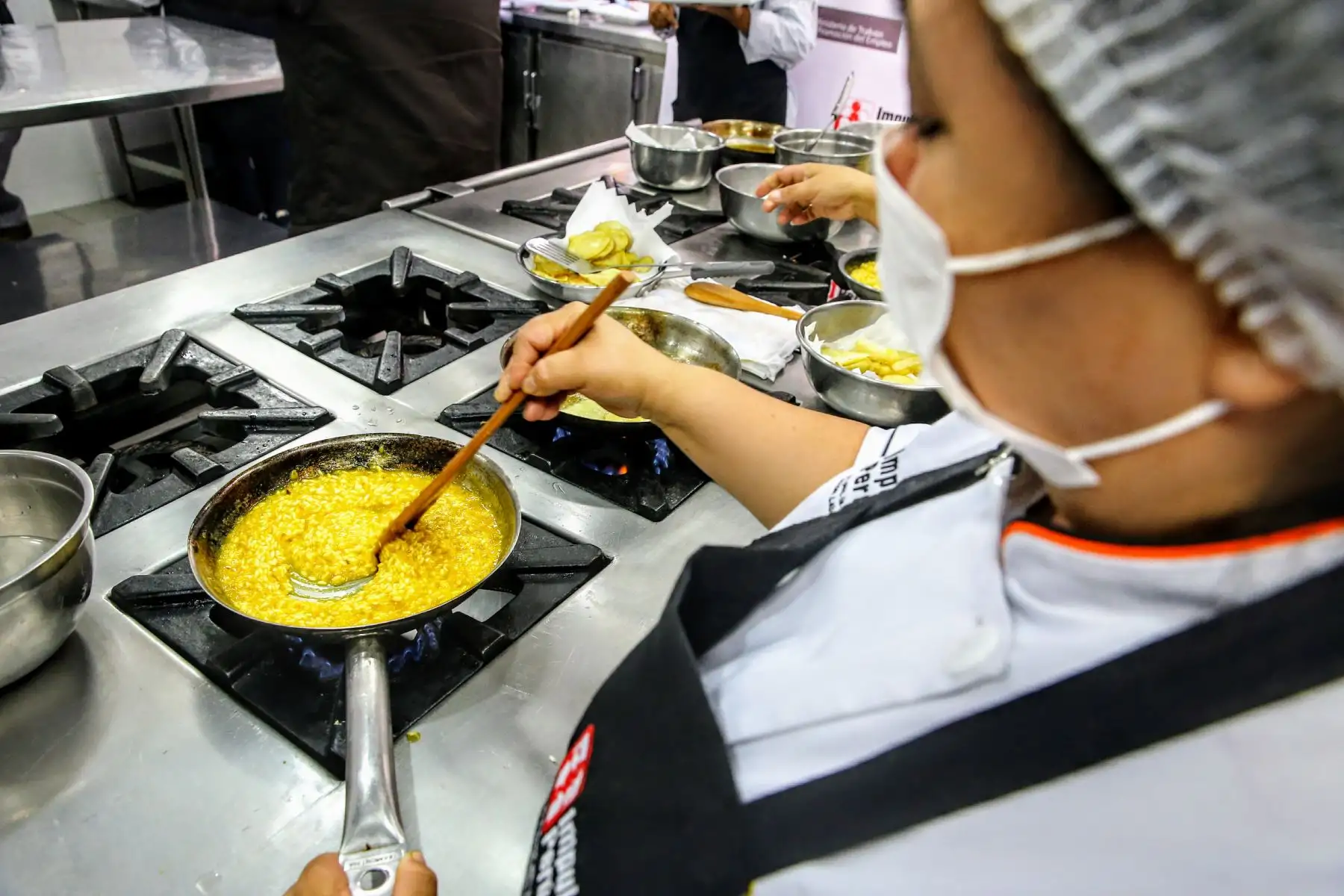 Personas capacitadas en gastronomía por el Ministerio de Trabajo, presentan platos mundialistas. Foto: ANDINA/Luis Iparraguirre