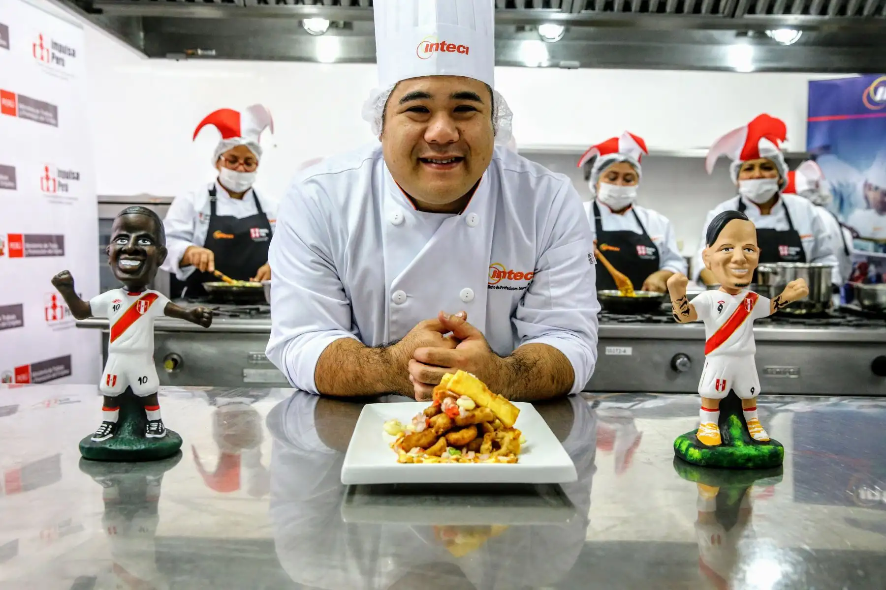 Personas capacitadas en gastronomía por el Ministerio de Trabajo, presentan platos mundialistas. Foto: ANDINA/Luis Iparraguirre