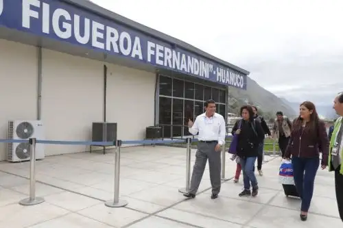 Ministra de Cultura, Patricia Balbuena, encabeza jornada de entrega de ayuda humanitaria para enfrentar heladas en Huánuco