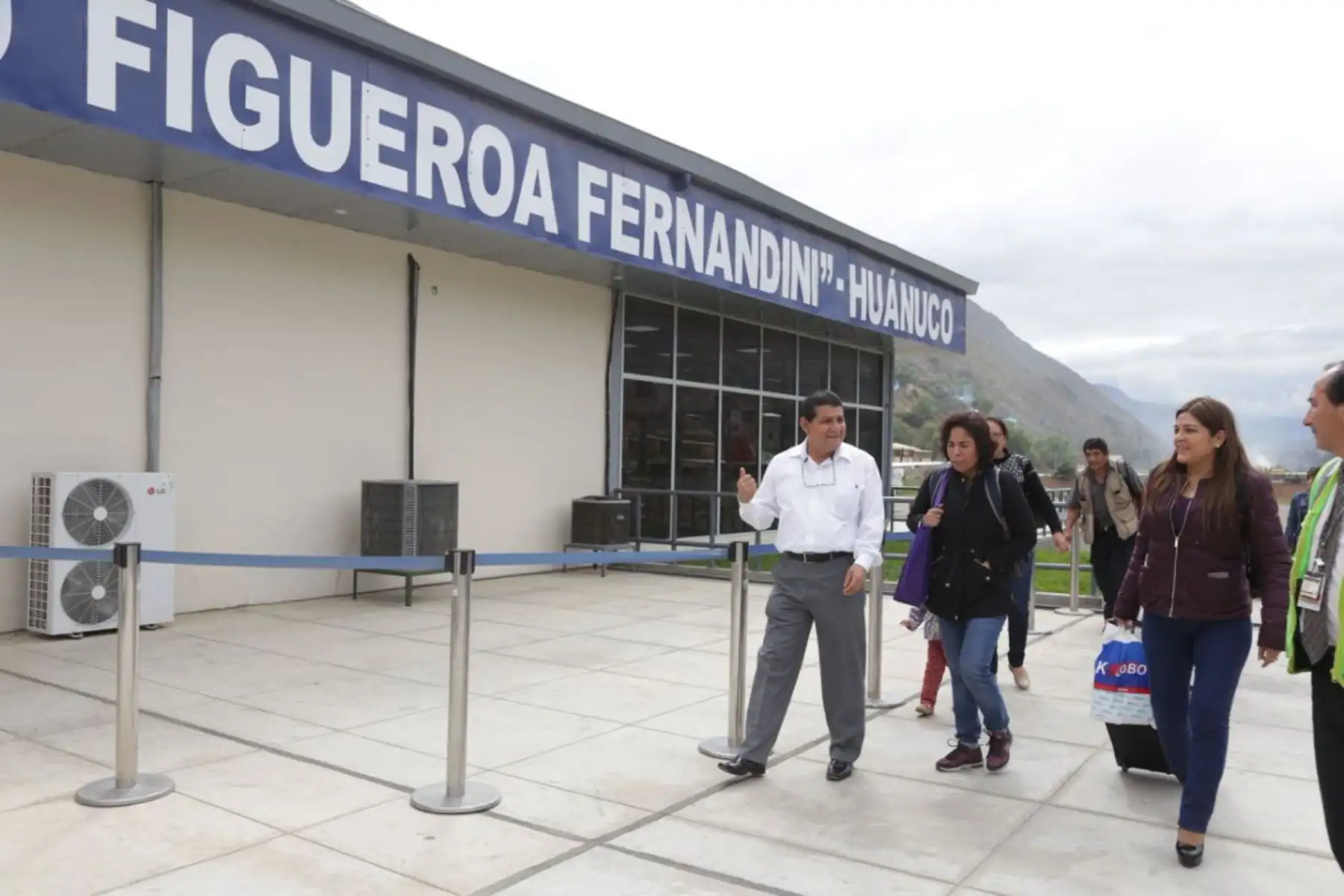 Ministra de Cultura, Patricia Balbuena, encabeza jornada de entrega de ayuda humanitaria para enfrentar heladas en Huánuco