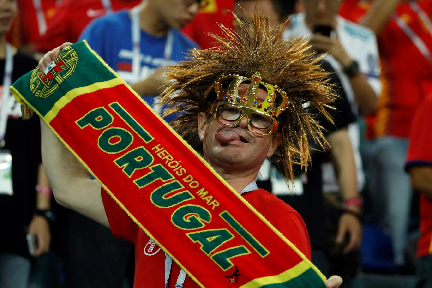 Un partidario de Portugal posa delante del partido de fútbol de la Copa del Mundo Rusia 2018 Grupo B entre Portugal y España en el Estadio Fisht en Sochi. Foto: AFP