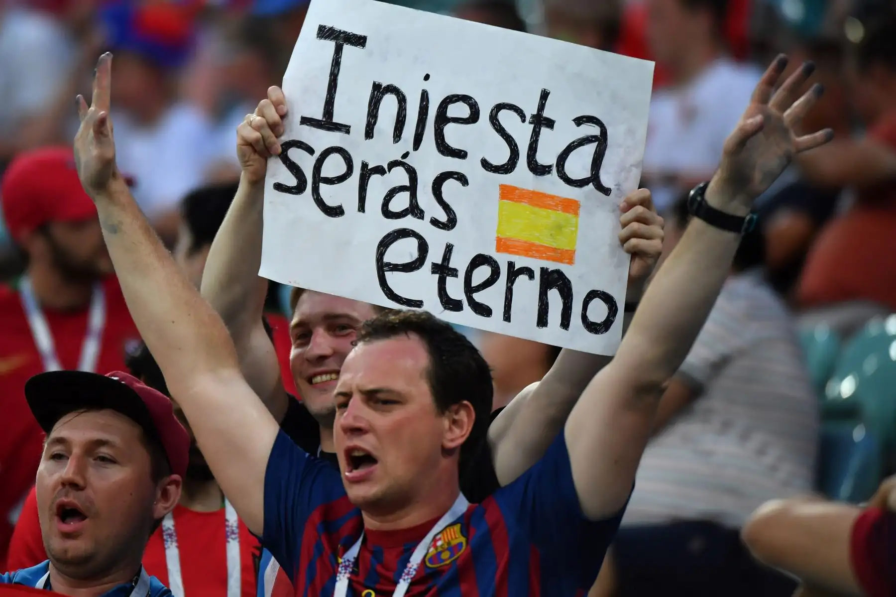 Un seguidor español sostiene una pancarta que dice "Iniesta será eterno" antes del partido de fútbol del Grupo B de la Copa Mundial Rusia 2018 entre Portugal y España en el Estadio Fisht de Sochi. AFP