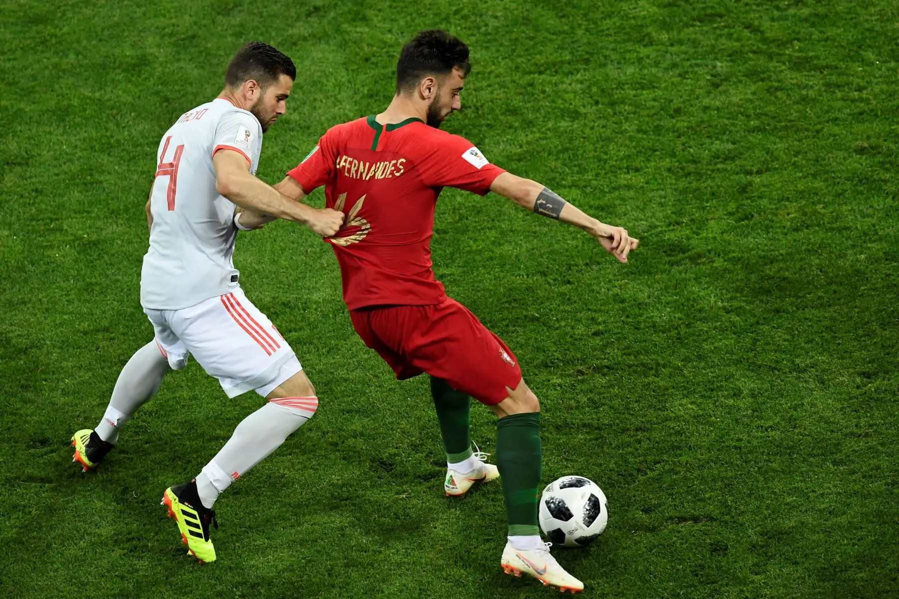 El mediocampista de Portugal Bruno Fernandes (R) compite con el defensa español Nacho Fernández durante el partido de fútbol del Grupo B de la Copa Mundial Rusia 2018 entre Portugal y España en el Estadio Fisht de Sochi. AFP