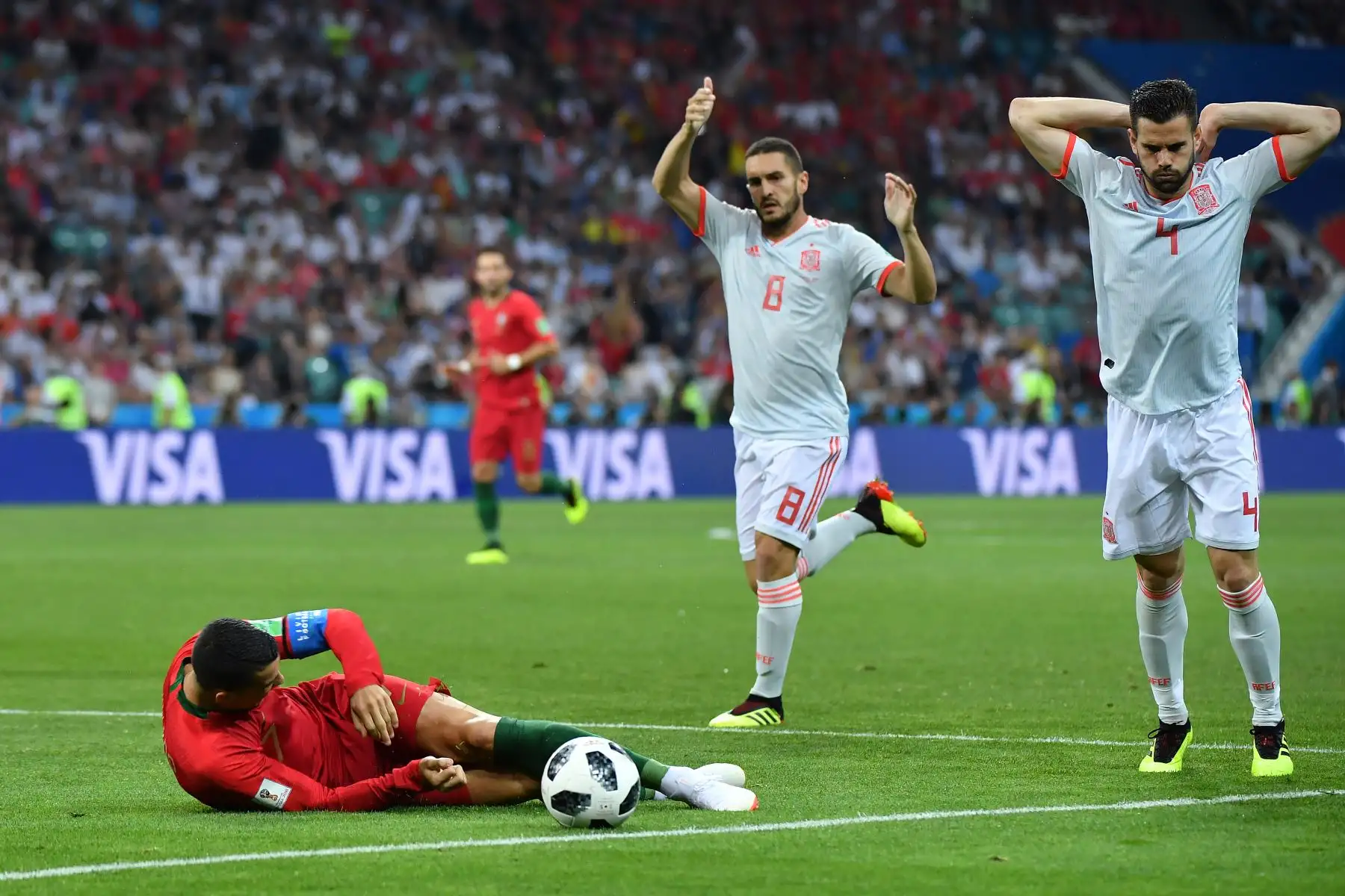El delantero portugués Cristiano Ronaldo cae después de ser tackleado por el defensa español Nacho Fernández (R) durante el partido de fútbol del Grupo B de la Copa Mundial Rusia 2018 entre Portugal y España en el Estadio Fisht en Sochi. AFP
