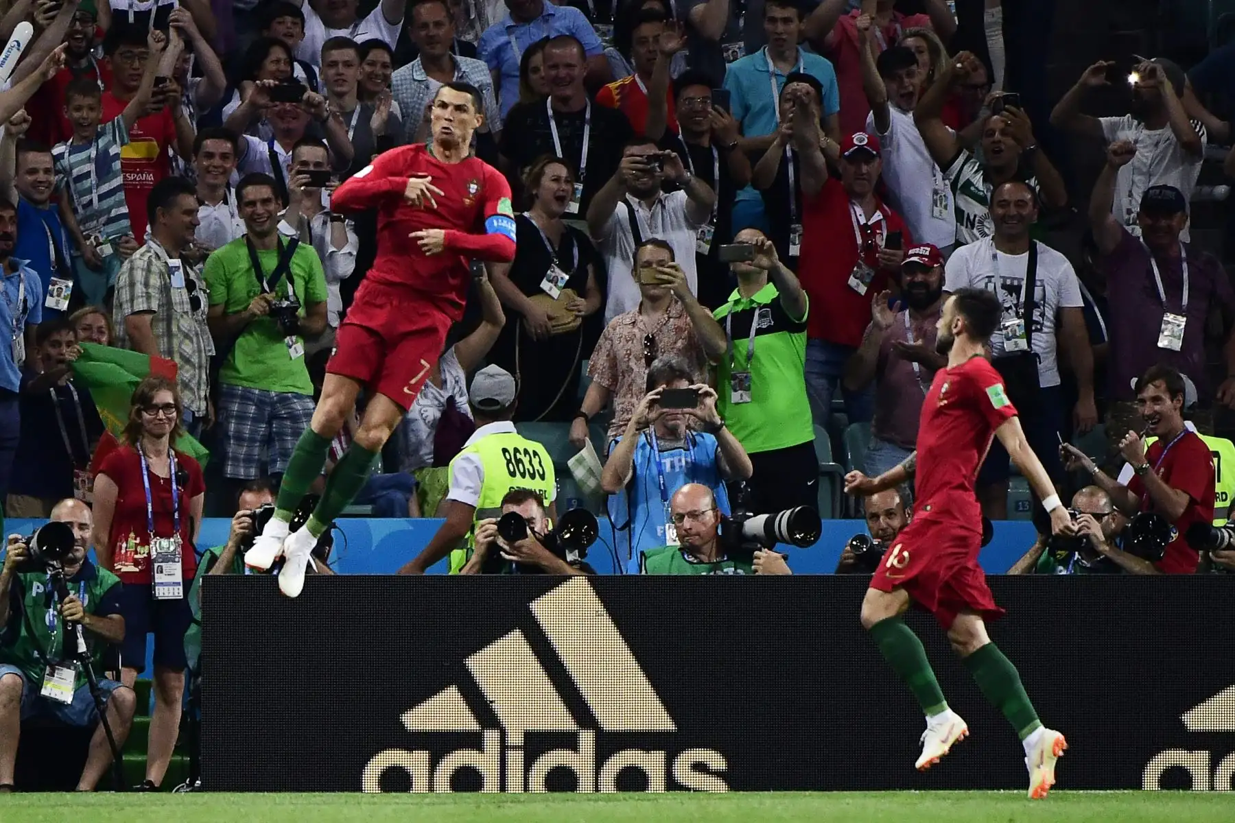 El delantero portugués Cristiano Ronaldo (L) celebra su gol durante el partido de fútbol del Grupo B de la Copa Mundial Rusia 2018 entre Portugal y España. AFP