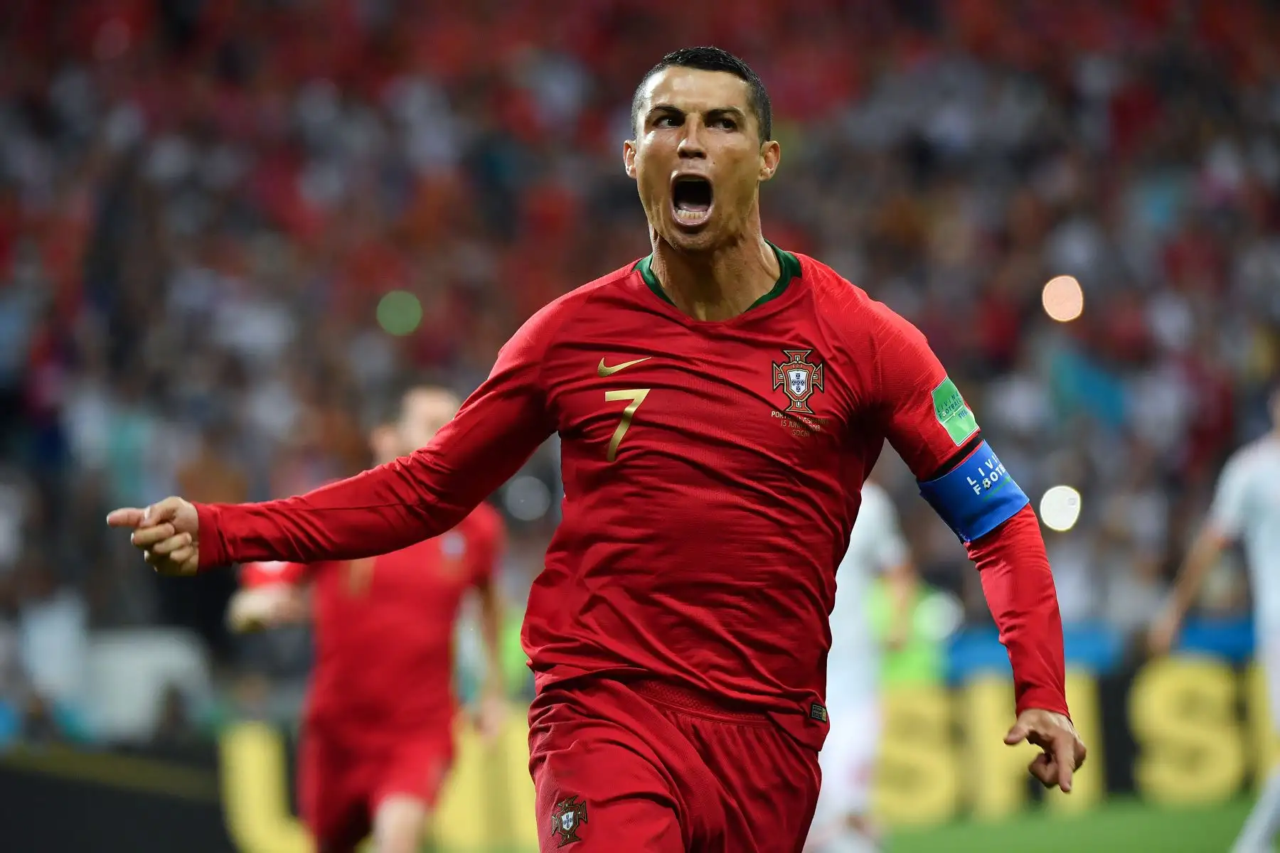 El delantero portugués Cristiano Ronaldo (L) celebra su gol durante el partido de fútbol del Grupo B de la Copa Mundial Rusia 2018 entre Portugal y España. AFP