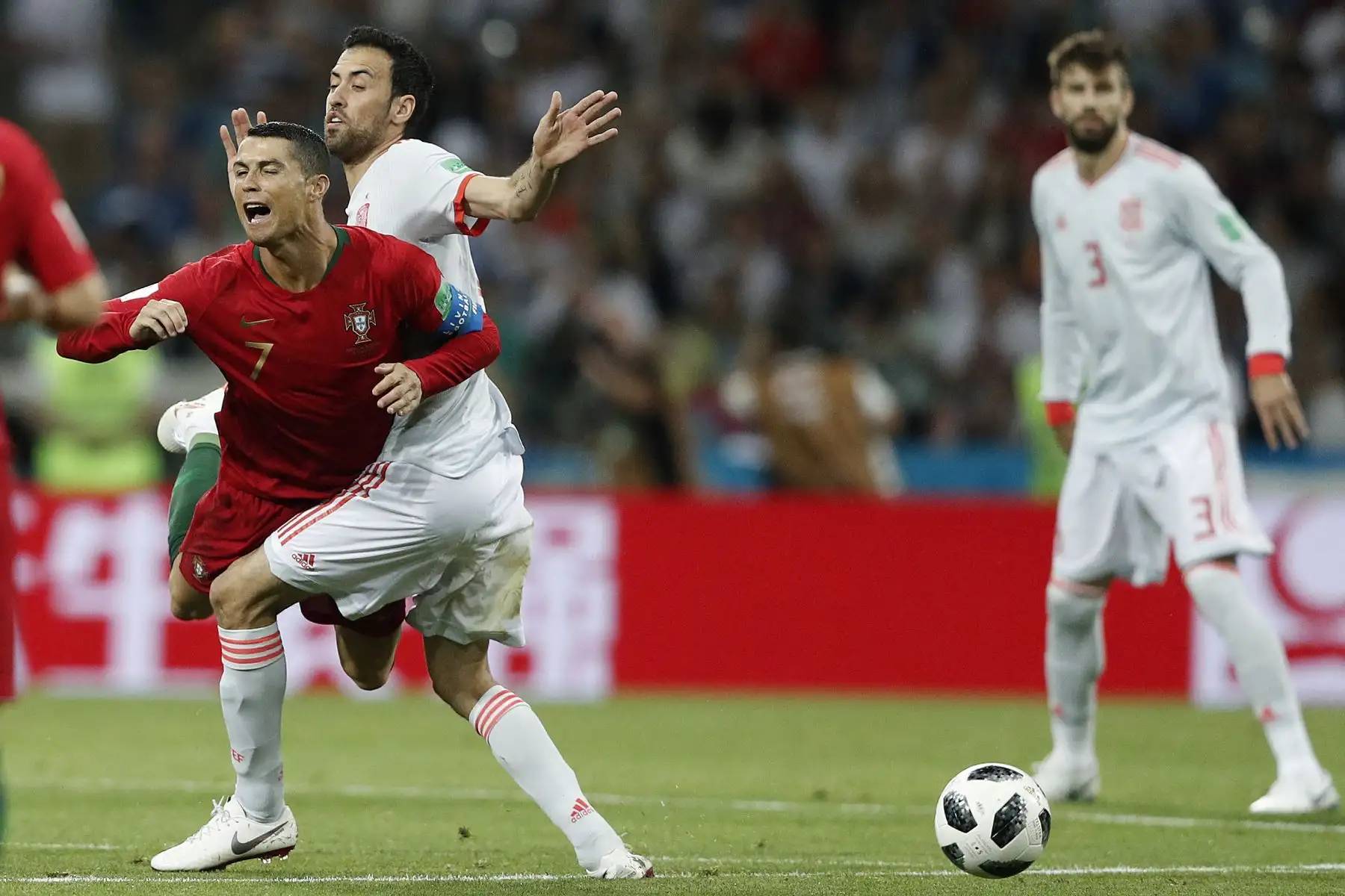 El delantero portugués Cristiano Ronaldo (L) choca contra el mediocampista español Sergio Busquets durante el partido de fútbol del Grupo B de la Copa Mundial Rusia 2018. Foto: AFP