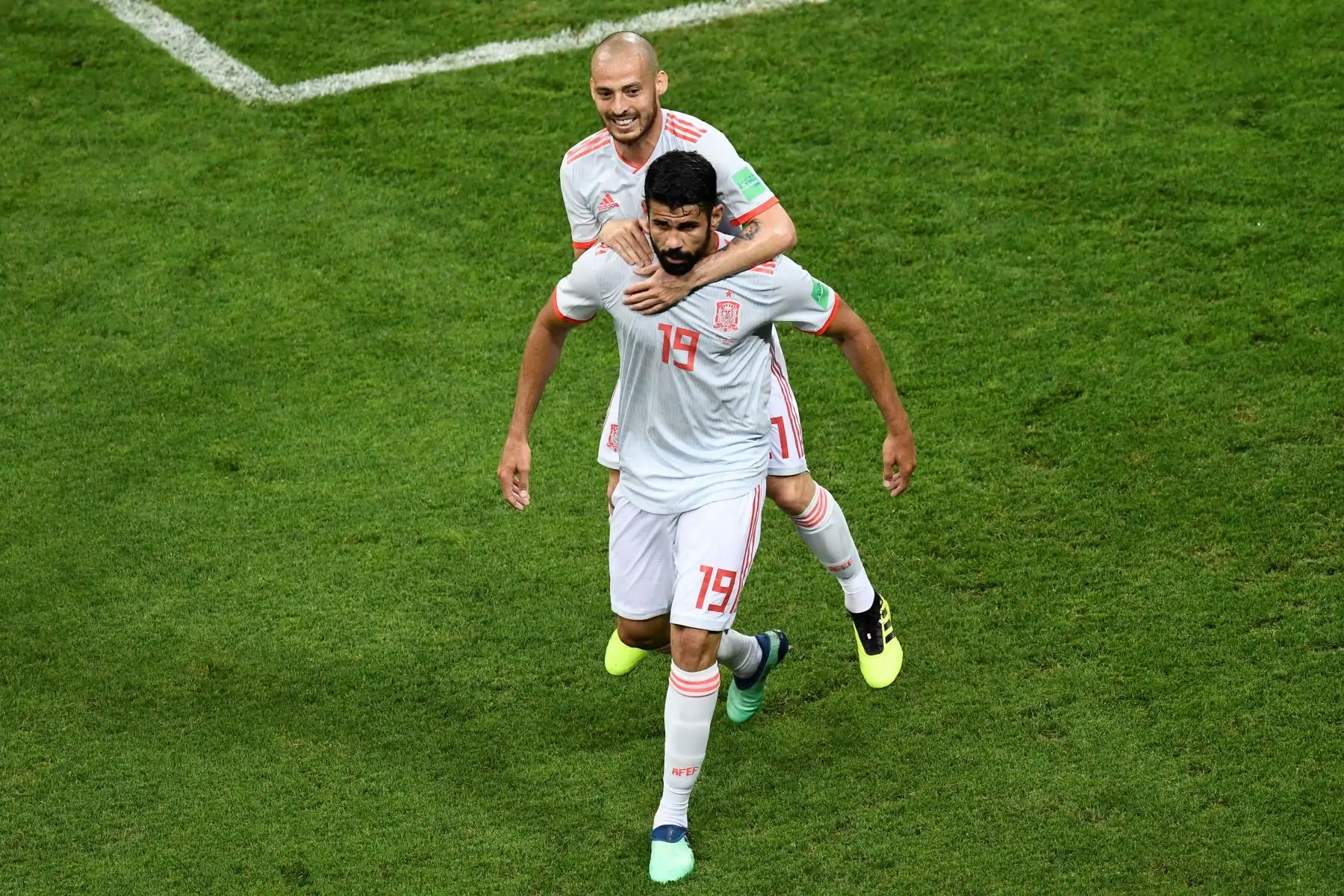 El delantero español Diego Costa (delantero) celebra con el delantero español David Silva después de marcar un gol durante el partido de fútbol del Grupo B de la Copa Mundial Rusia 2018. Foto:AFP