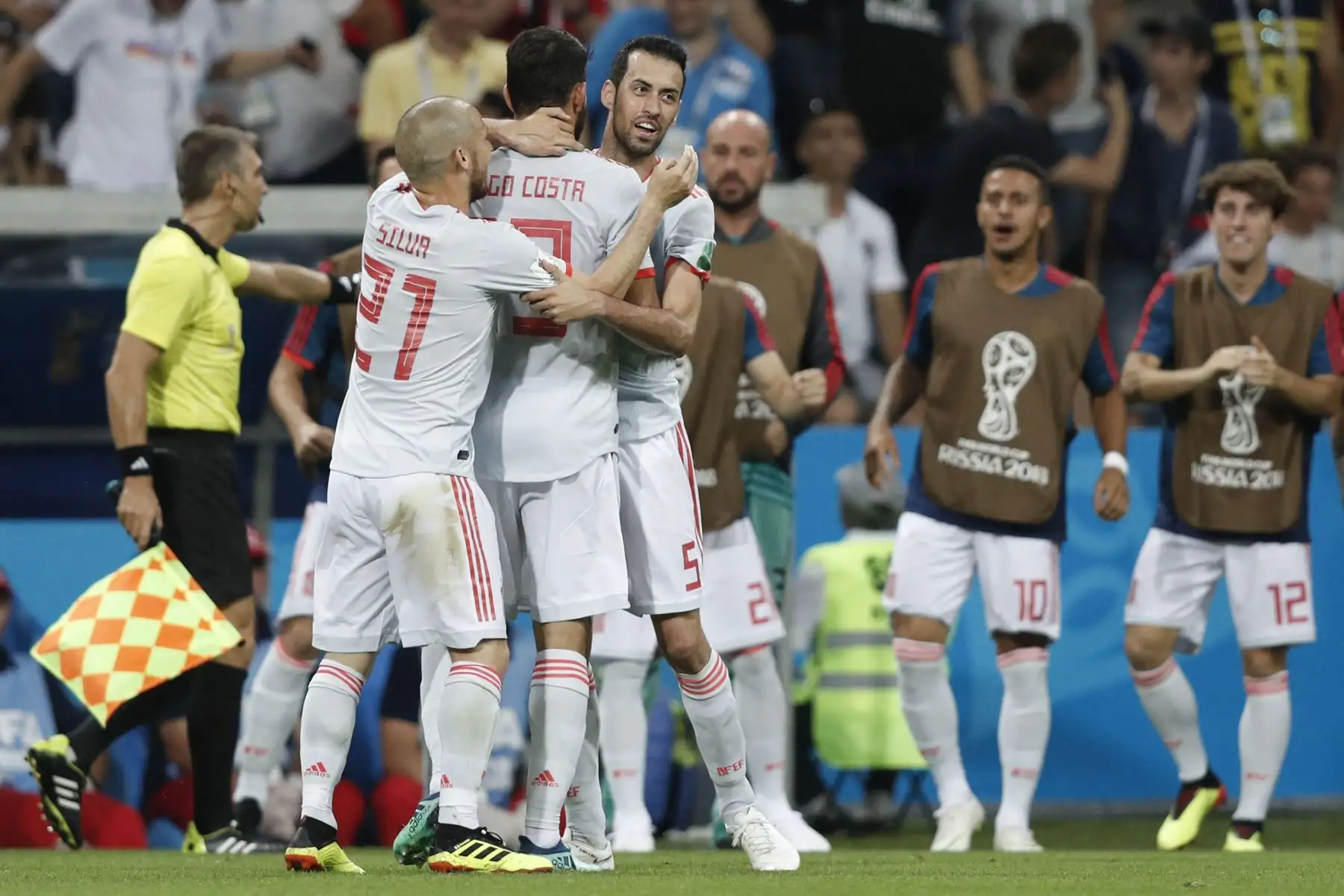 El delantero español Diego Costa (delantero) celebra con el delantero español David Silva después de marcar un gol durante el partido de fútbol del Grupo B de la Copa Mundial Rusia 2018. Foto:AFP