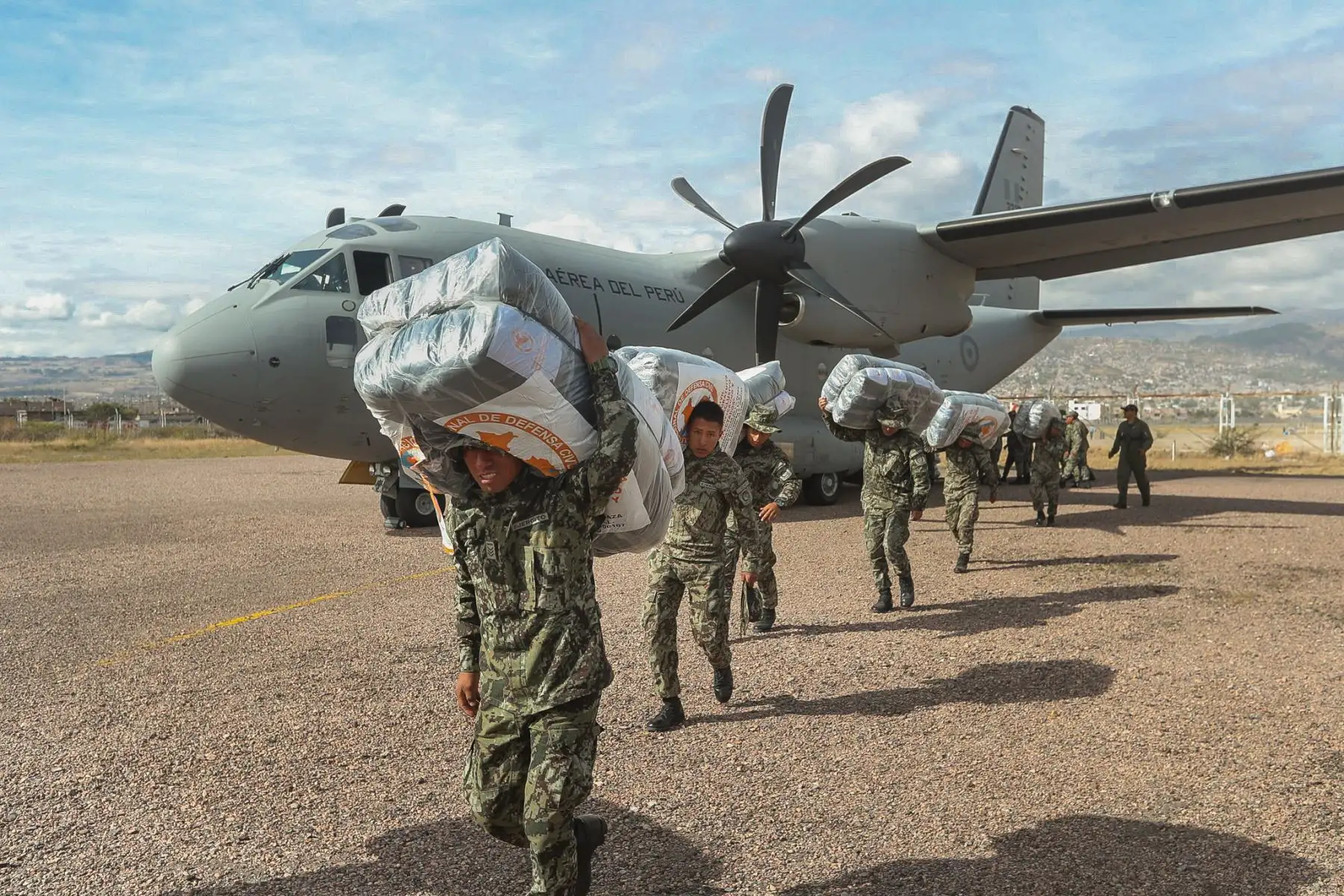 En el marco de declaratoria de emergencia en 55 distritos por heladas y friaje, el ministro José Huerta, junto al Cmdte Gral del ejercito, llega al centro poblado de Chanquil en Huancavelica, para entregar ayuda humanitaria a afectados. Foto: ANDINA/MINDEF