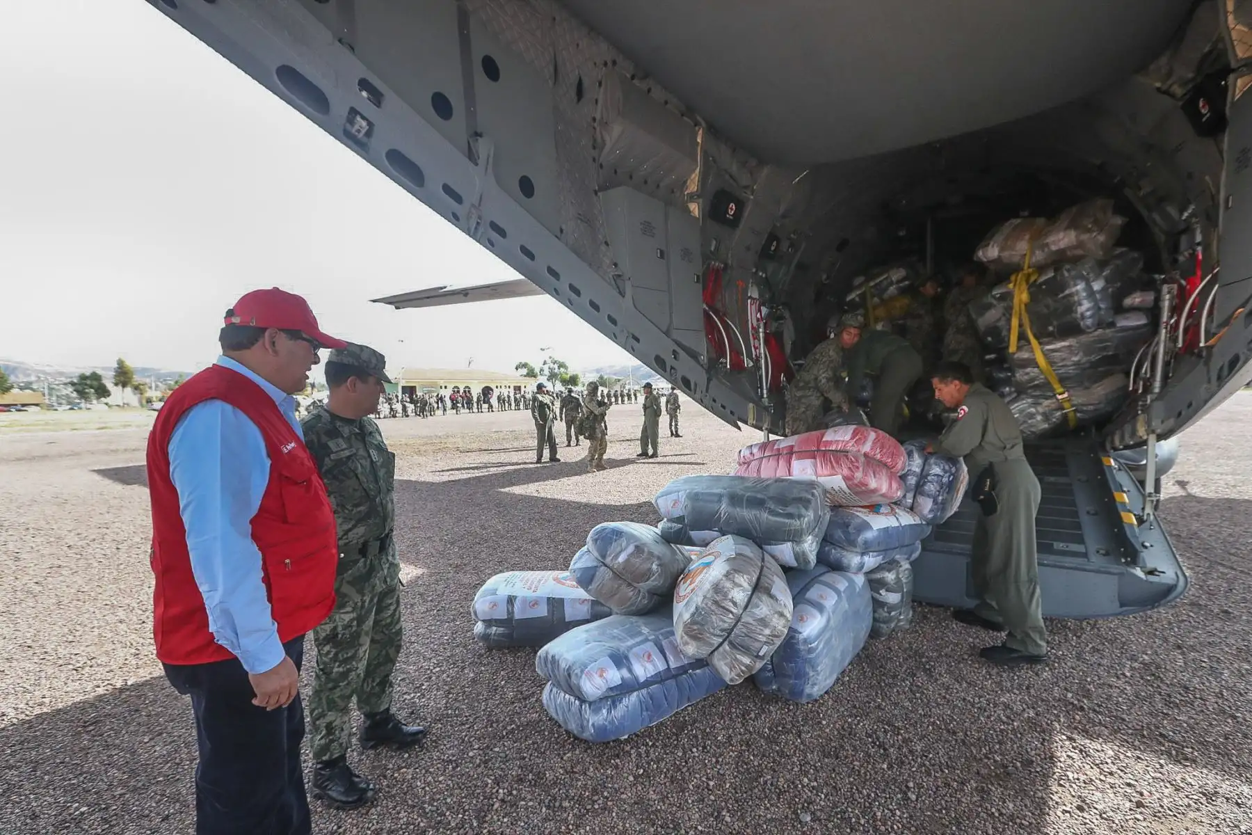 En el marco de declaratoria de emergencia en 55 distritos por heladas y friaje, el ministro José Huerta, junto al Cmdte Gral del ejercito, llega al centro poblado de Chanquil en Huancavelica, para entregar ayuda humanitaria a afectados. Foto: ANDINA/MINDEF