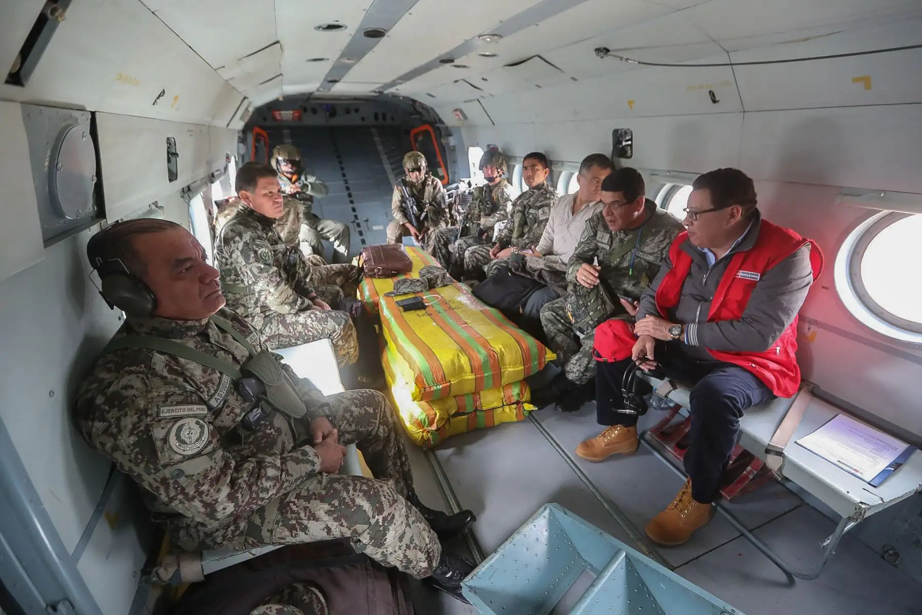 En el marco de declaratoria de emergencia en 55 distritos por heladas y friaje, el ministro José Huerta, junto al Cmdte Gral del ejercito, llega al centro poblado de Chanquil en Huancavelica, para entregar ayuda humanitaria a afectados. Foto: ANDINA/MINDEF