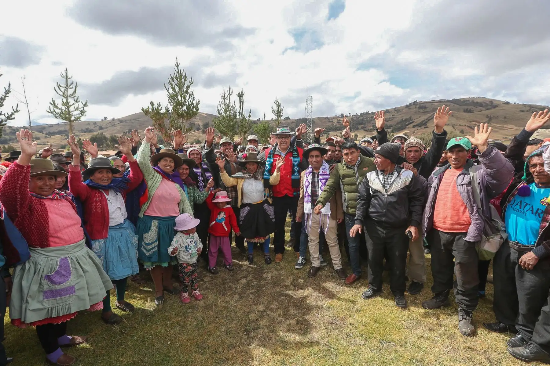 En el marco de declaratoria de emergencia en 55 distritos por heladas y friaje, el ministro José Huerta, junto al Cmdte Gral del ejercito, llega al centro poblado de Chanquil en Huancavelica, para entregar ayuda humanitaria a afectados. Foto: ANDINA/MINDEF