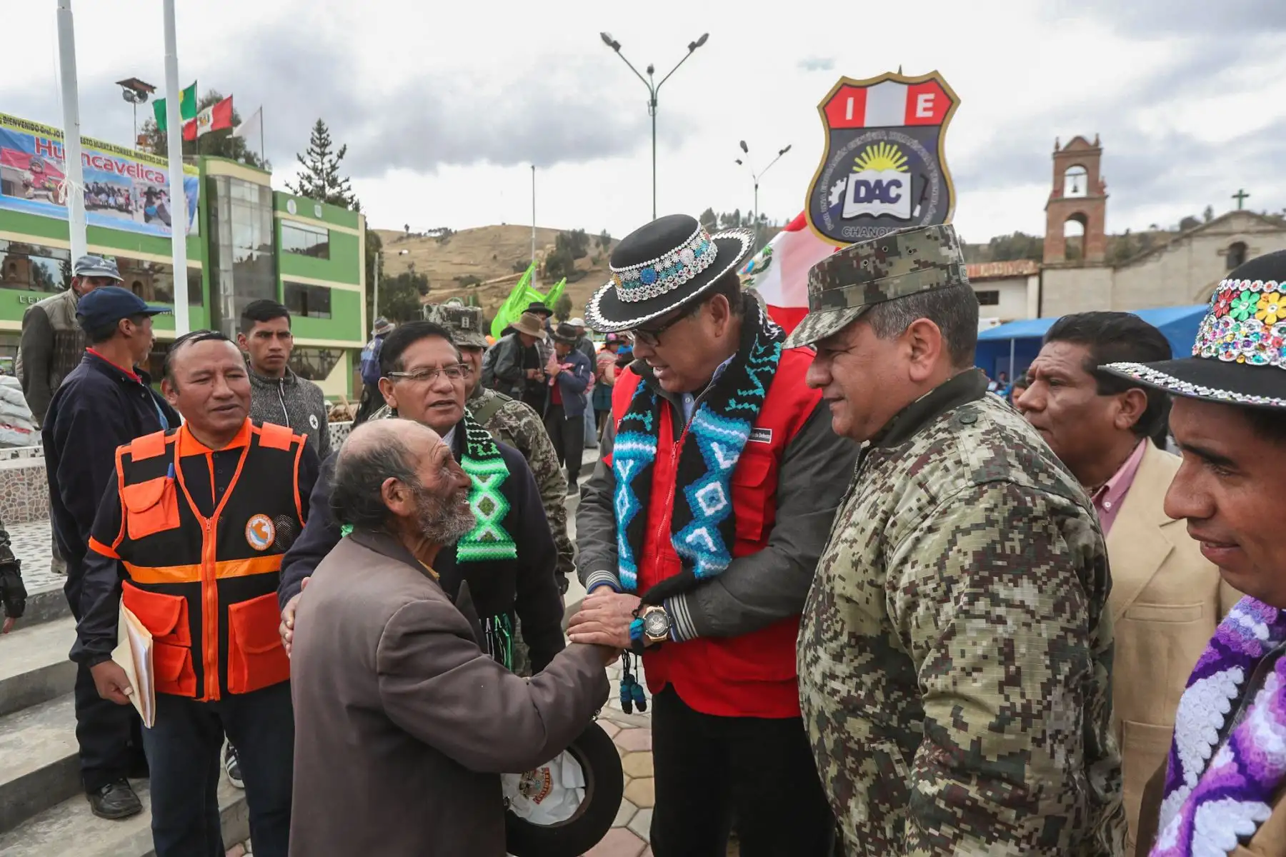 En el marco de declaratoria de emergencia en 55 distritos por heladas y friaje, el ministro José Huerta, junto al Cmdte Gral del ejercito, llega al centro poblado de Chanquil en Huancavelica, para entregar ayuda humanitaria a afectados. Foto: ANDINA/MINDEF