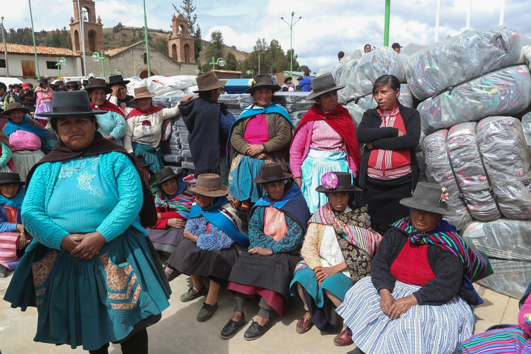 En el marco de declaratoria de emergencia en 55 distritos por heladas y friaje, el ministro José Huerta, junto al Cmdte Gral del ejercito, llega al centro poblado de Chanquil en Huancavelica, para entregar ayuda humanitaria a afectados. Foto: ANDINA/MINDEF