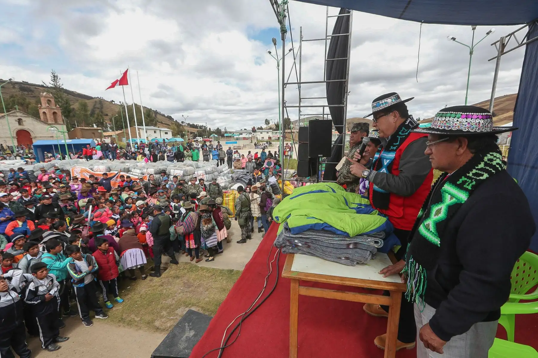 En el marco de declaratoria de emergencia en 55 distritos por heladas y friaje, el ministro José Huerta, junto al Cmdte Gral del ejercito, llega al centro poblado de Chanquil en Huancavelica, para entregar ayuda humanitaria a afectados. Foto: ANDINA/MINDEF