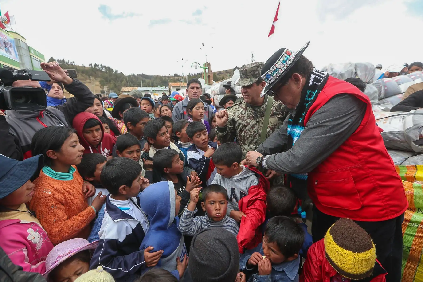 En el marco de declaratoria de emergencia en 55 distritos por heladas y friaje, el ministro José Huerta, junto al Cmdte Gral del ejercito, llega al centro poblado de Chanquil en Huancavelica, para entregar ayuda humanitaria a afectados. Foto: ANDINA/MINDEF