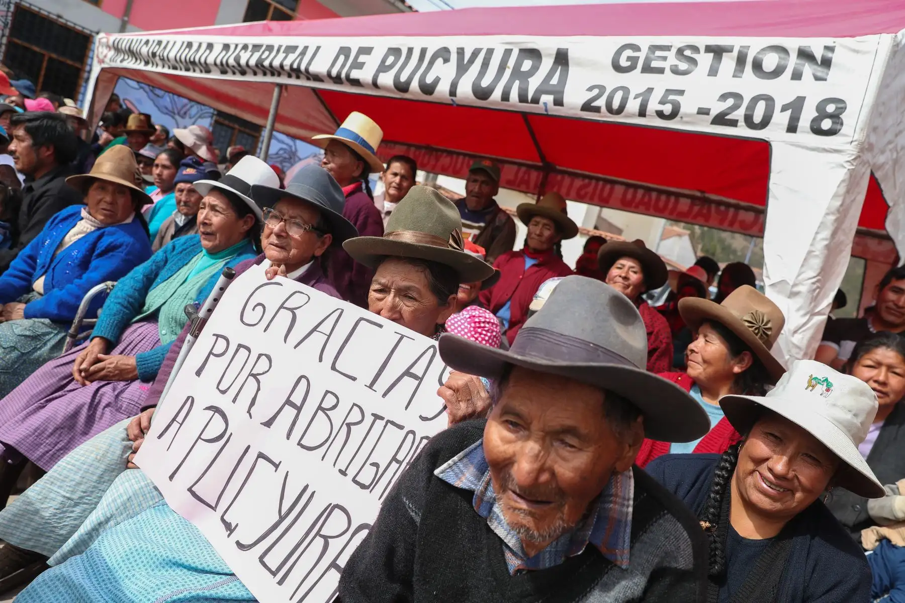 Ministra del Ambiente, Fabiola Muñoz y titular del MINEM, Francisco Ísmodes, llegan al distrito de Pucyura, Cusco, para la entrega de bienes de ayuda humanitaria a los pobladores afectados por bajas temperaturas. Foto: ANDINA/MINEM