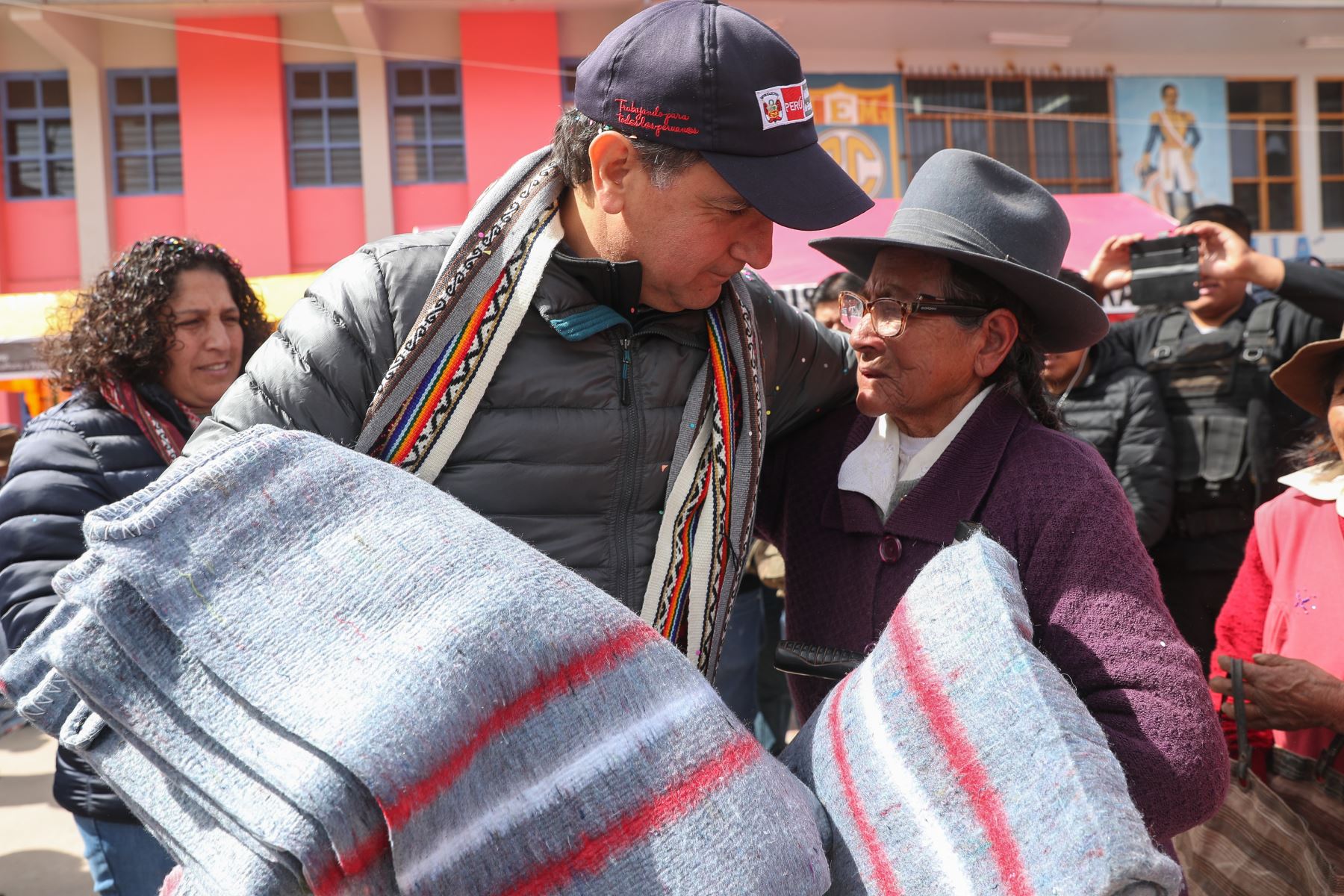 Ministra del Ambiente, Fabiola Muñoz y titular del MINEM, Francisco Ísmodes, llegan al distrito de Pucyura, Cusco, para la entrega de bienes de ayuda humanitaria a los pobladores afectados por bajas temperaturas. Foto: ANDINA/MINEM