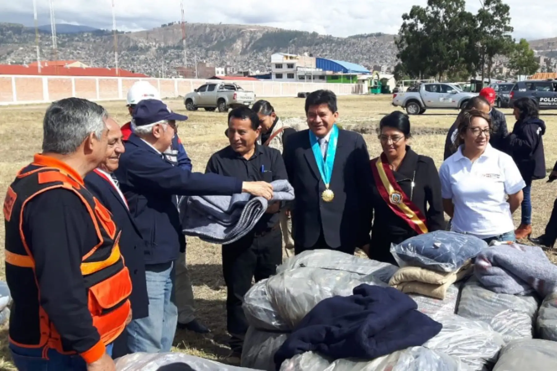 El ministro de Vivienda, Construcción y Saneamiento, Javier Piqué, llegó hoy a la región Ayacucho para entregar el primer lote ayuda humanitaria de un total de 37.6 toneladas que serán distribuidas en 144 centros poblados de las provincias de Lucanas, Parinacochas, Páucar del Sara Sara, Sucre y Víctor Fajardo.