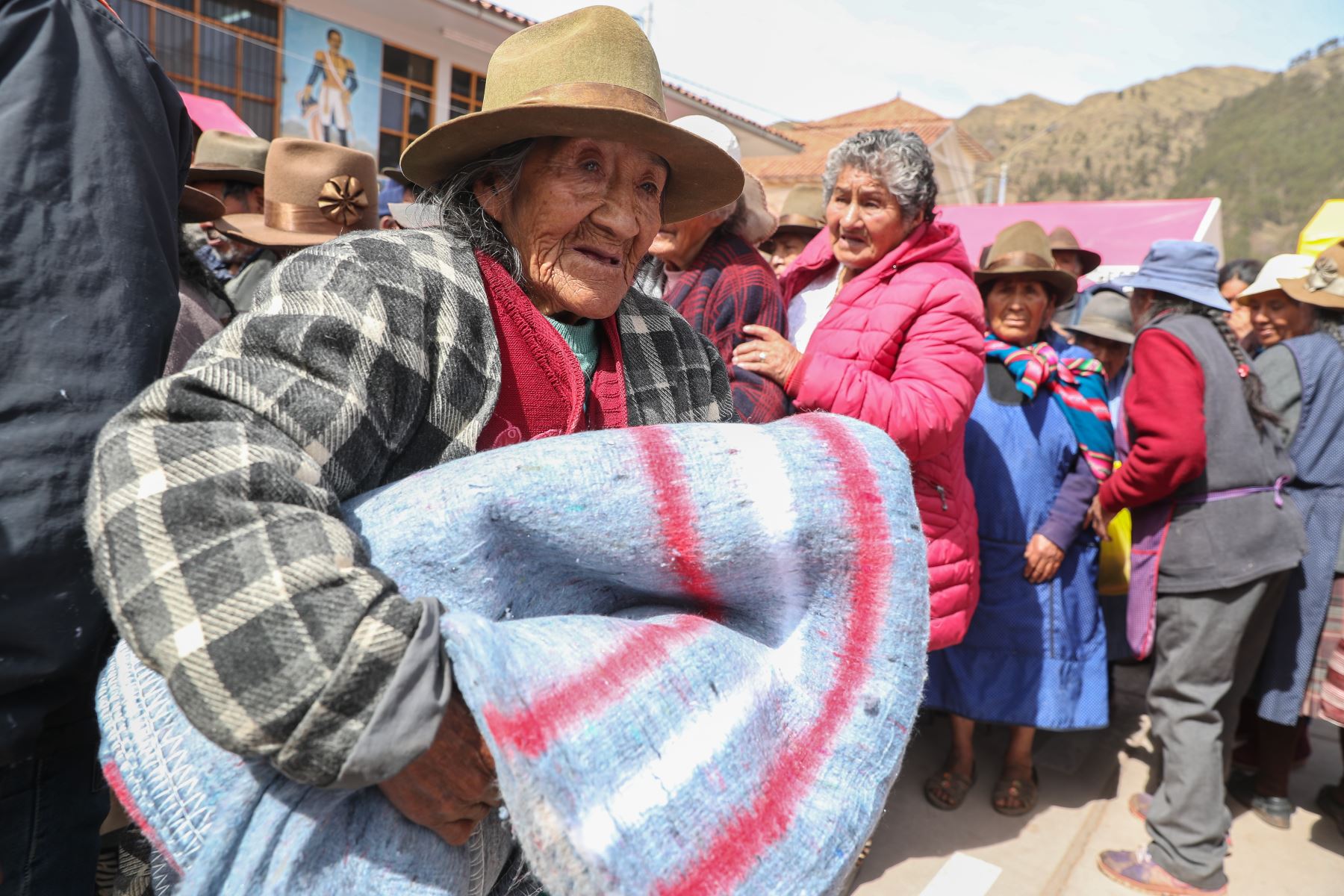 Ministra del Ambiente, Fabiola Muñoz y titular del MINEM, Francisco Ísmodes, llegan al distrito de Pucyura, Cusco, para la entrega de bienes de ayuda humanitaria a los pobladores afectados por bajas temperaturas. Foto: ANDINA/MINEM