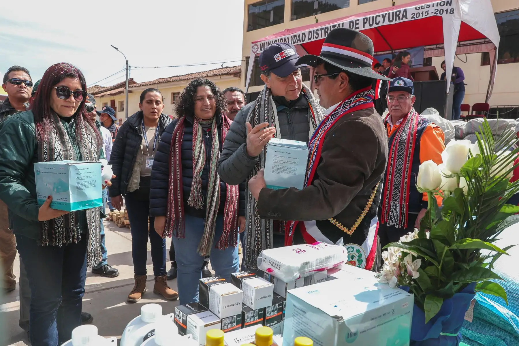 Ministra del Ambiente, Fabiola Muñoz y titular del MINEM, Francisco Ísmodes, llegan al distrito de Pucyura, Cusco, para la entrega de bienes de ayuda humanitaria a los pobladores afectados por bajas temperaturas. Foto: ANDINA/MINEM