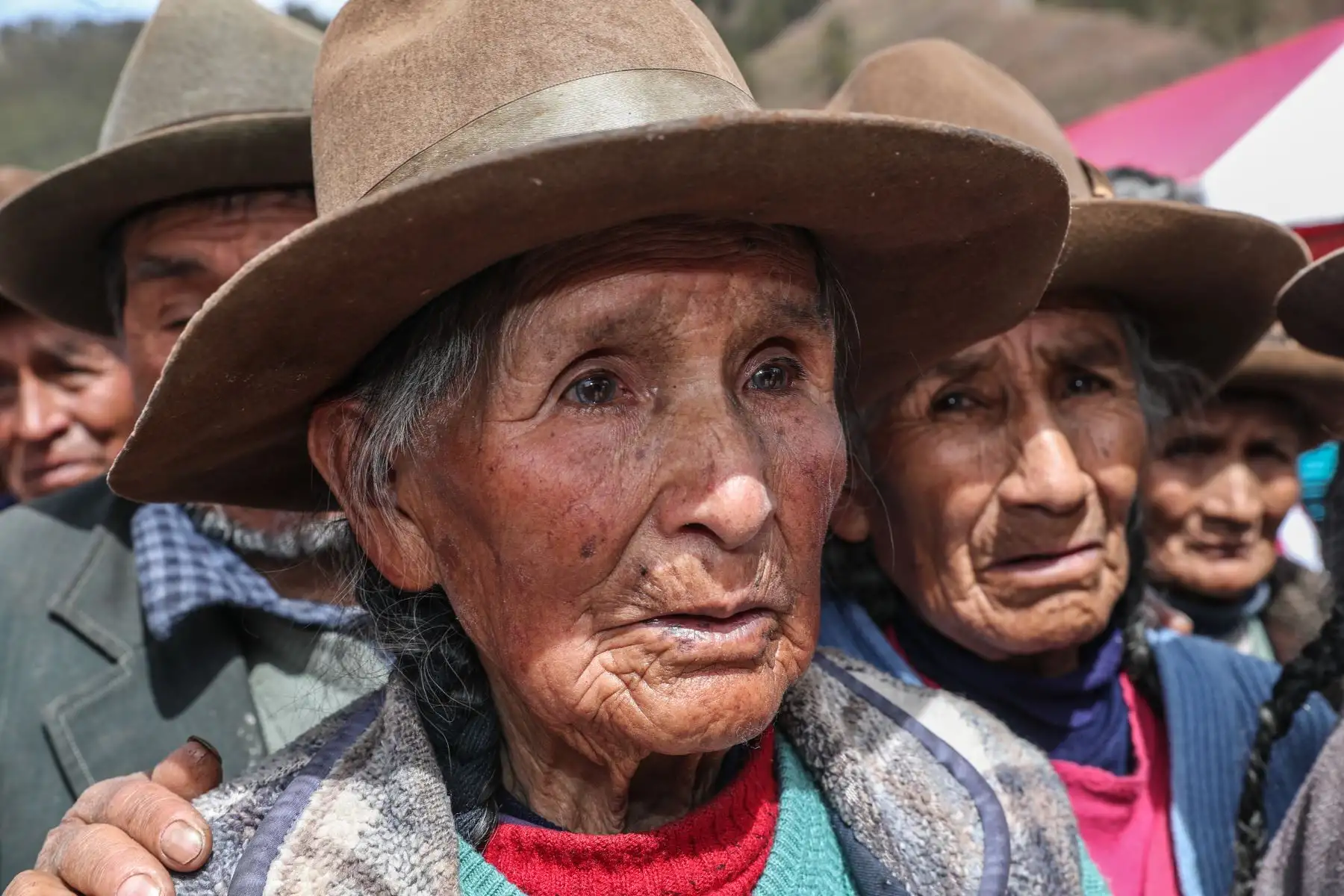 Ministra del Ambiente, Fabiola Muñoz y titular del MINEM, Francisco Ísmodes, llegan al distrito de Pucyura, Cusco, para la entrega de bienes de ayuda humanitaria a los pobladores afectados por bajas temperaturas. Foto: ANDINA/MINEM