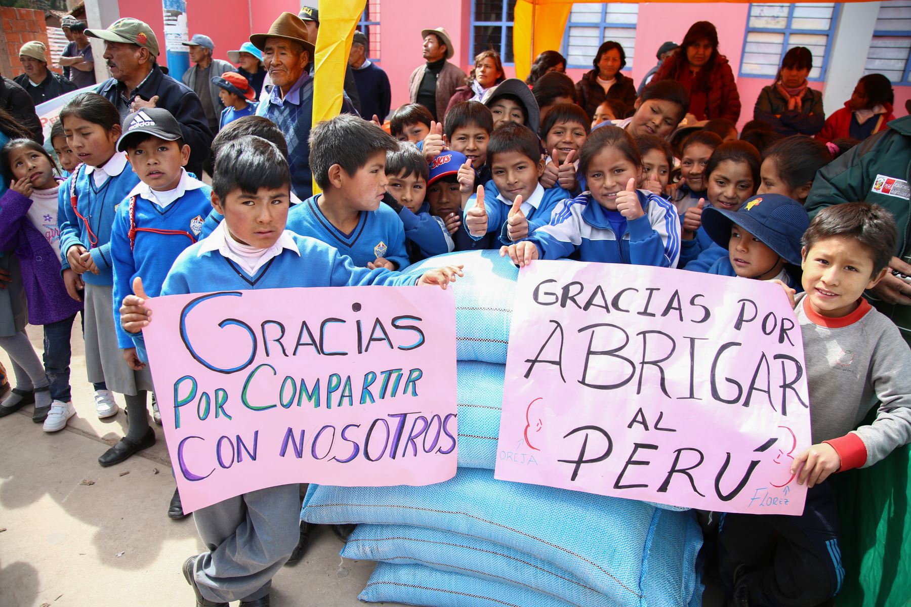 Ministra del Ambiente, Fabiola Muñoz y titular del MINEM, Francisco Ísmodes, llegan al distrito de Pucyura, Cusco, para la entrega de bienes de ayuda humanitaria a los pobladores afectados por bajas temperaturas. Foto: ANDINA/MINAM