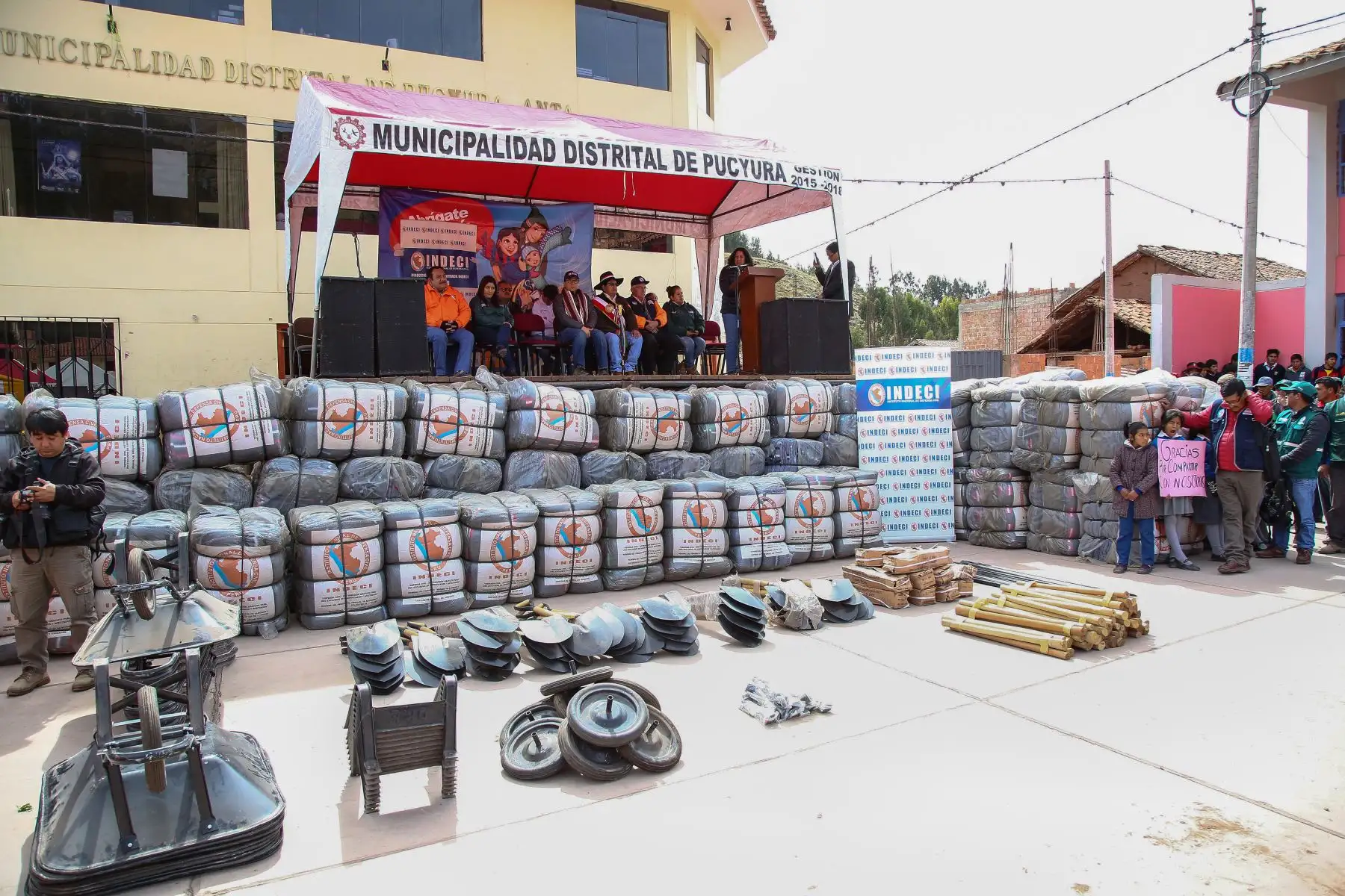 Ministra del Ambiente, Fabiola Muñoz y titular del MINEM, Francisco Ísmodes, llegan al distrito de Pucyura, Cusco, para la entrega de bienes de ayuda humanitaria a los pobladores afectados por bajas temperaturas. Foto: ANDINA/MINAM