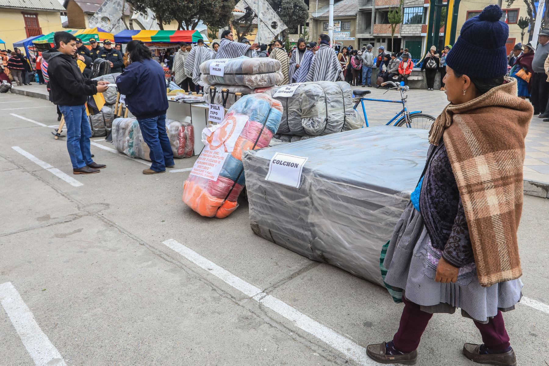 Ministro Heresi supervisó en Carhuamayo, región Junín, entrega de ayuda humanitaria a pobladores en riesgo ante heladas.  Foto: ANDINA/MINJUS