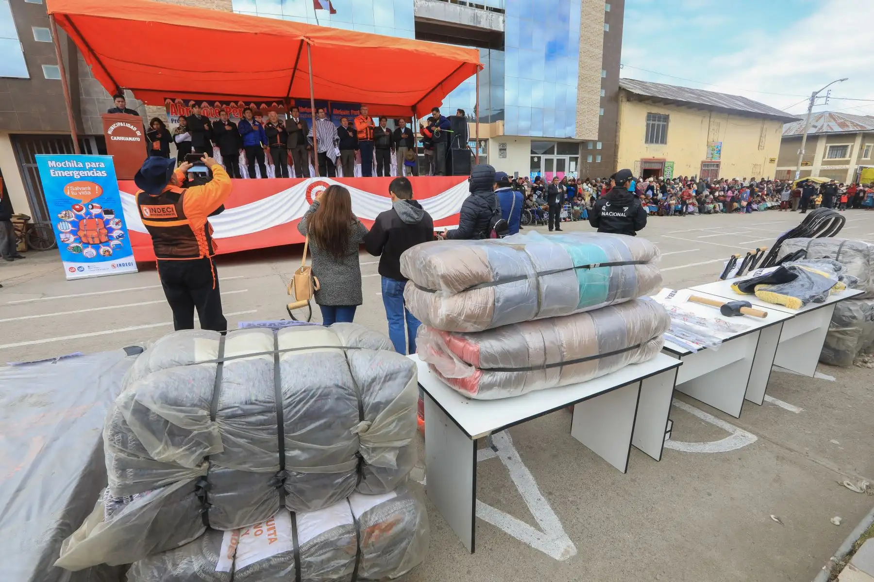 Ministro Heresi supervisó en Carhuamayo, región Junín, entrega de ayuda humanitaria a pobladores en riesgo ante heladas.  Foto: ANDINA/MINJUS