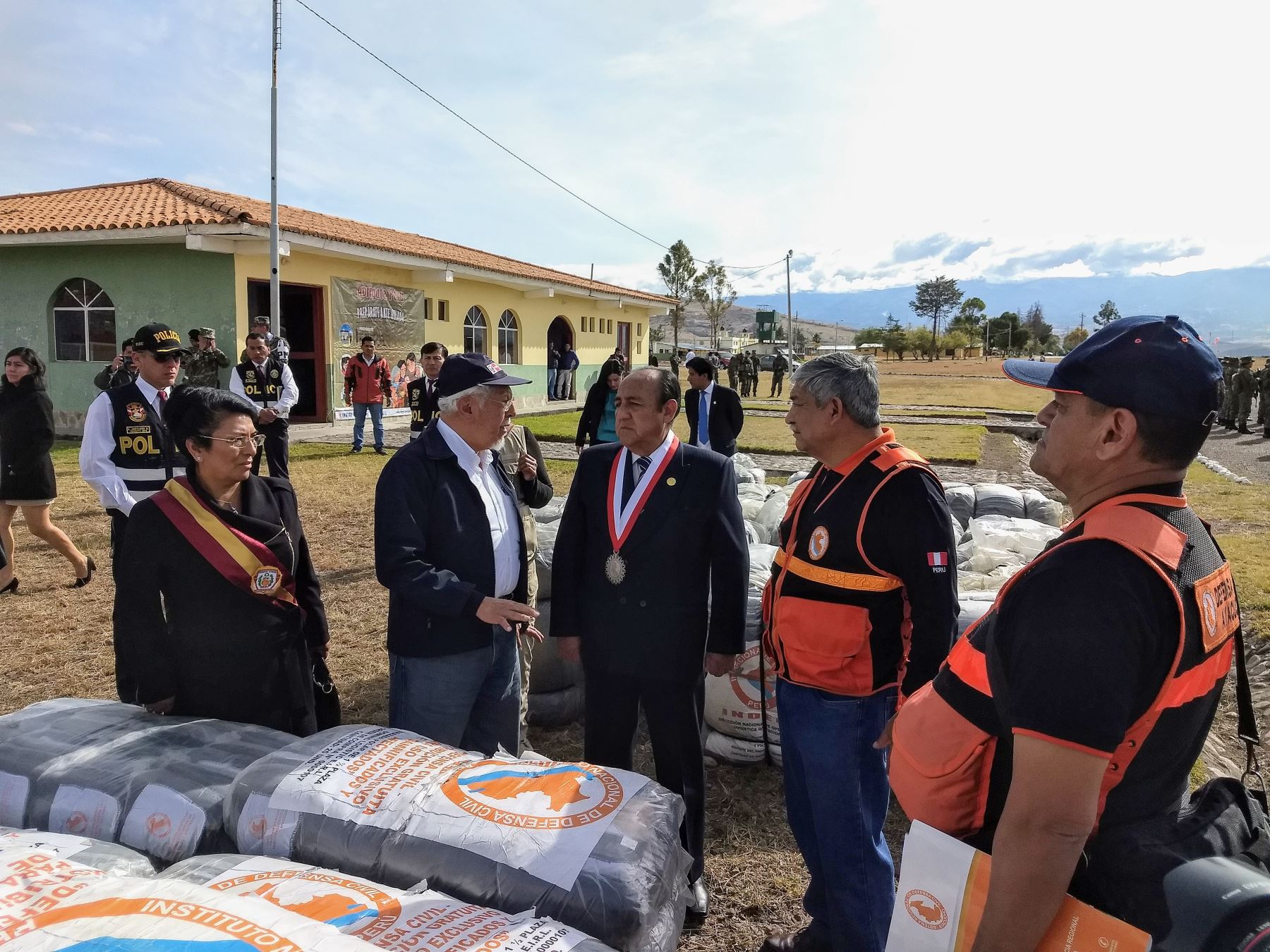 Ministro de Vivienda, Javier Piqué llega a región Ayacucho junto a INDECI para entregar ayuda humanitaria a ciudadanos de diversas provincias que vienen siendo afectadas por las heladas.  Foto: ANDINA/VIVIENDA