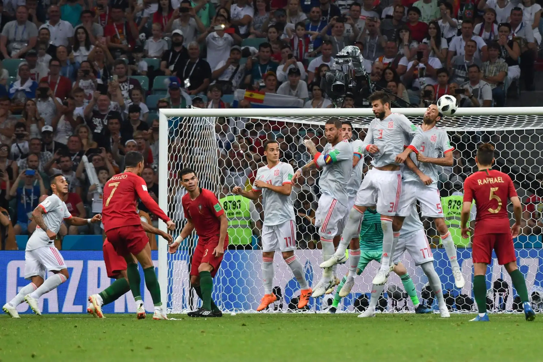El alero de Portugal, Cristiano Ronaldo, celebra el gol de su hat-trick durante el partido de fútbol del Grupo B de la Copa Mundial Rusia 2018 entre Portugal y España en el Estadio Fisht de Sochi el 15 de junio de 2018.Foto: AFP