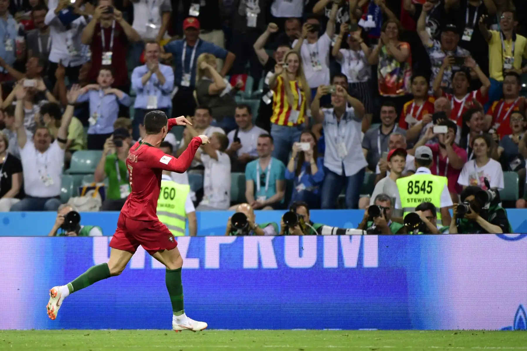 El alero de Portugal, Cristiano Ronaldo, celebra el gol de su hat-trick durante el partido de fútbol del Grupo B de la Copa Mundial Rusia 2018 entre Portugal y España en el Estadio Fisht de Sochi el 15 de junio de 2018.Foto: AFP