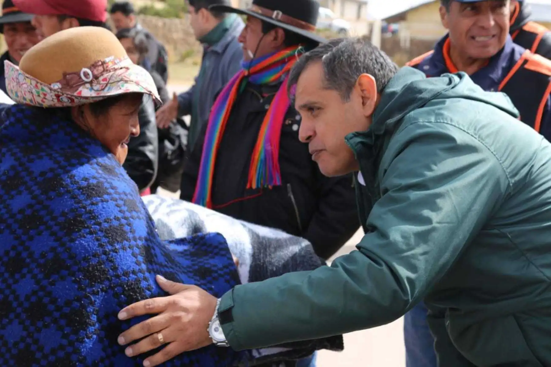 En representación del presidente de la República, Martín Vizcarra, el ministro de Agricultura, Gustavo Mostajo, llegó hoy a Arequipa para visitar las zonas declaradas en emergencias, tras la ocurrencia de heladas, y coordinar el envío de ayuda con el Comité de Emergencia Regional y el Instituto Nacional de Defensa Civil (Indeci).