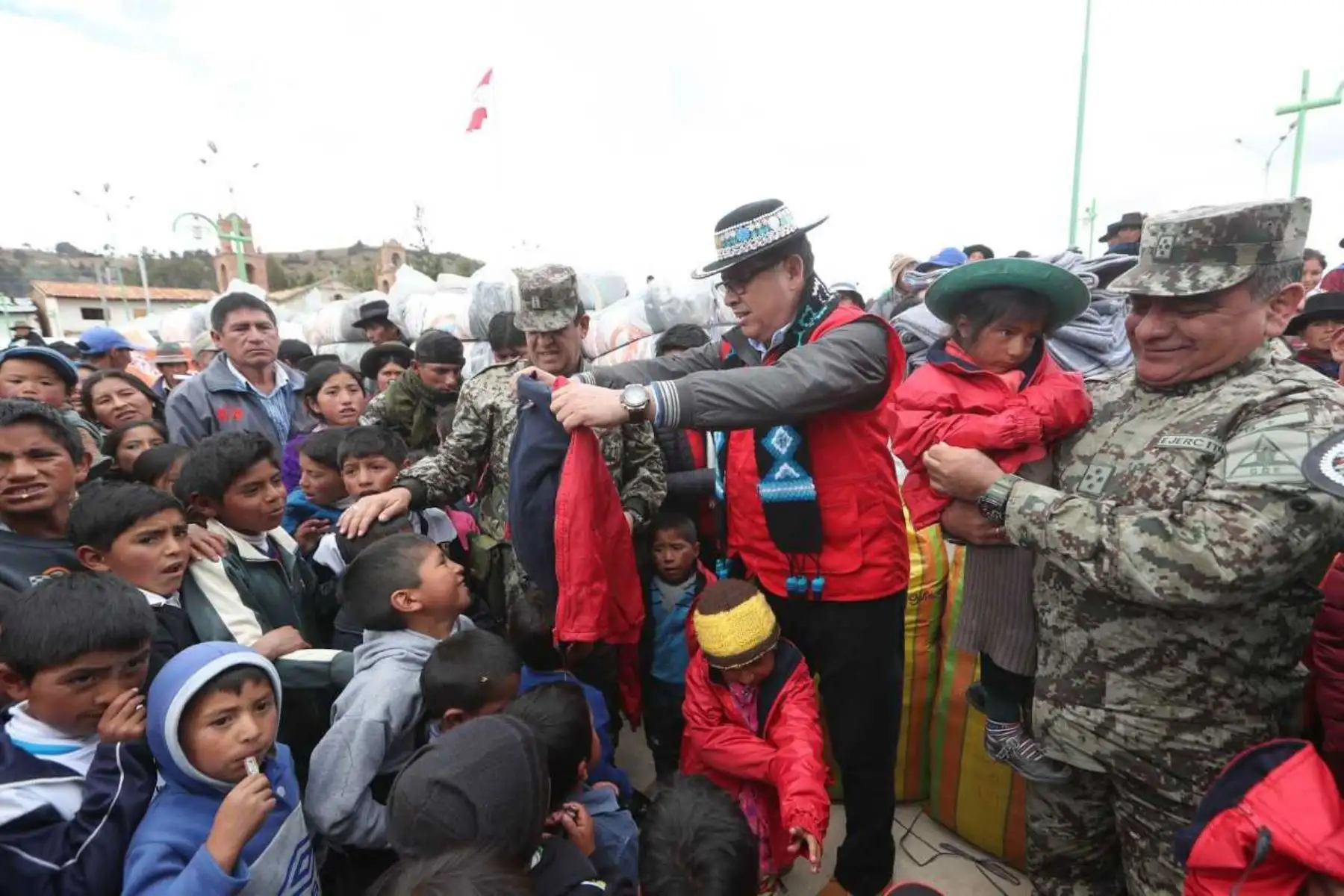 En el marco de la declaratoria del estado de Emergencia en los distritos afectados por heladas y nevadas, el ministro de Defensa, José Huerta Torres, supervisó la entrega de 15 toneladas de ayuda humanitaria a las poblaciones afectadas por las bajas temperaturas del distrito de Rosario, ubicado en la provincia de Acobamba, región Huancavelica.