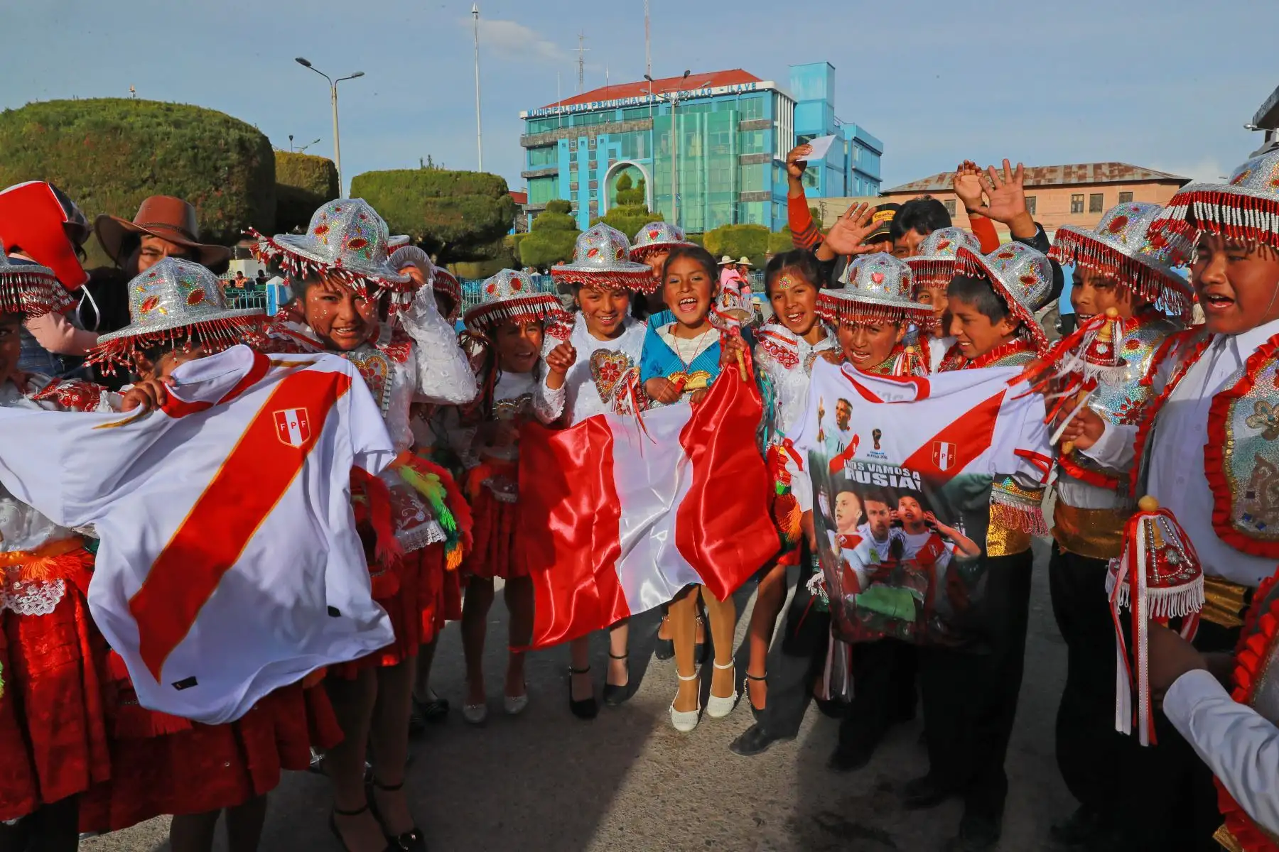 Pobladores de Ilave en Puno, esperan con entusiasmo el debut de Perú en el Mundial de Rusia  Foto: ANDINA/Carlos Lezama