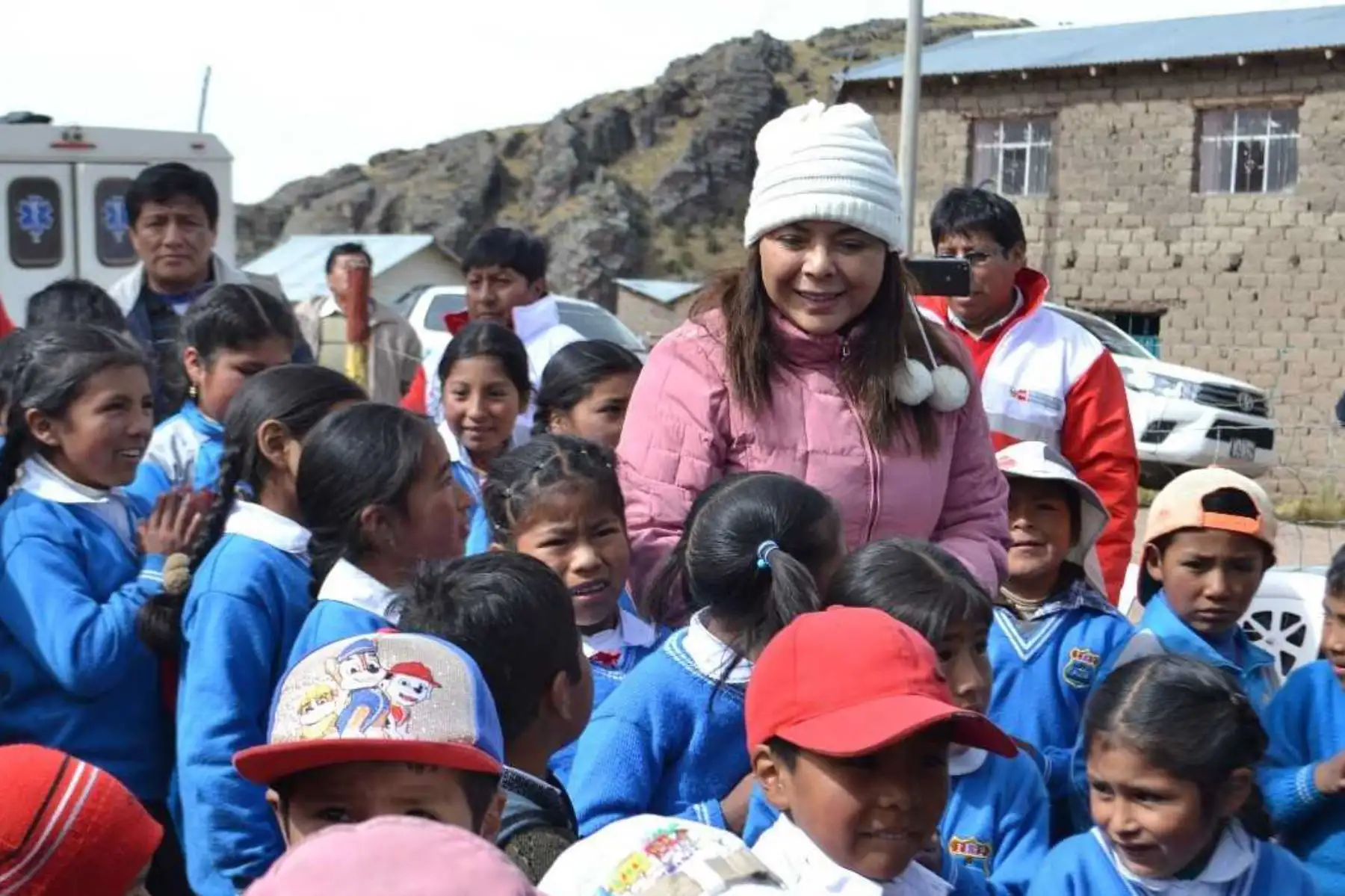 La ministra de Desarrollo e Inclusión Social, Liliana La Rosa, cumplió una intensa jornada de trabajo en la región Puno, donde comprobó el funcionamiento de los programas sociales que trabajan en favor de las personas que viven en situación de pobreza y pobreza extrema y que también soportan las bajas temperaturas en esta época del año.