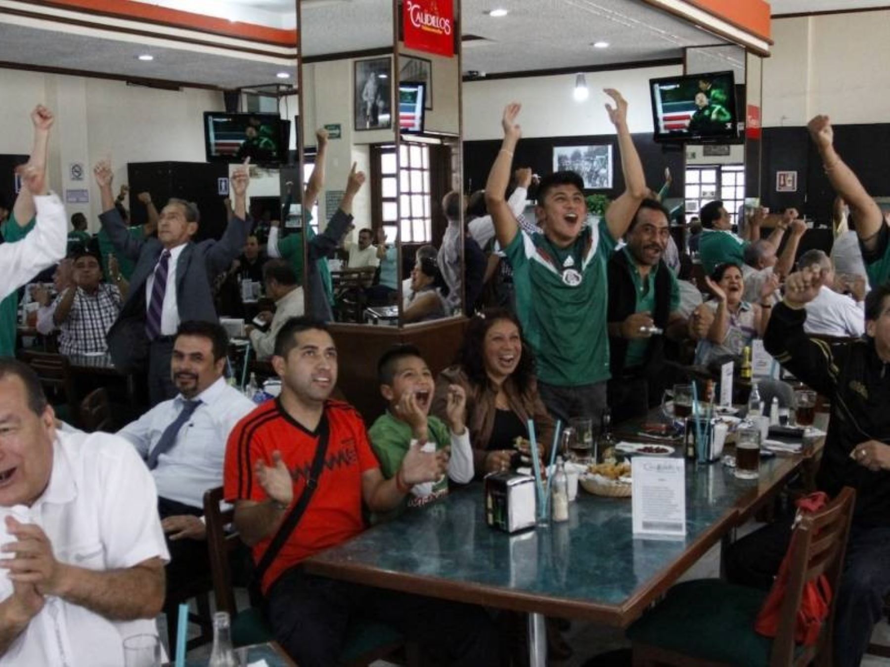 Recomiendan no beber alcohol en exceso durante partidos de Perú para evitar accidentes, vandalismo y muertes.