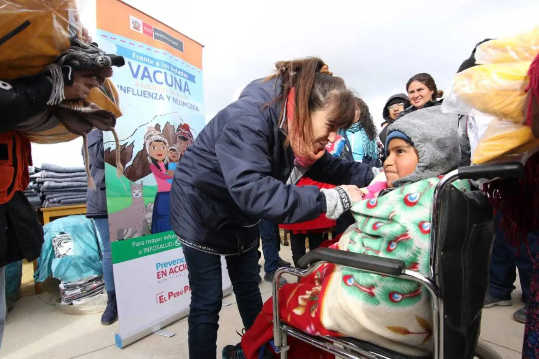 La ministra de Salud, Silvia Pessah Eljay, llegó hoy al centro poblado de Alto Perú, perteneciente al distrito de Palca, en la región Tacna, que se encuentra a 4,600 metros de altitud, para constatar la situación de los servicios públicos que se brindan a la población para prevenir y reducir los riesgos durante la temporada de bajas temperaturas.