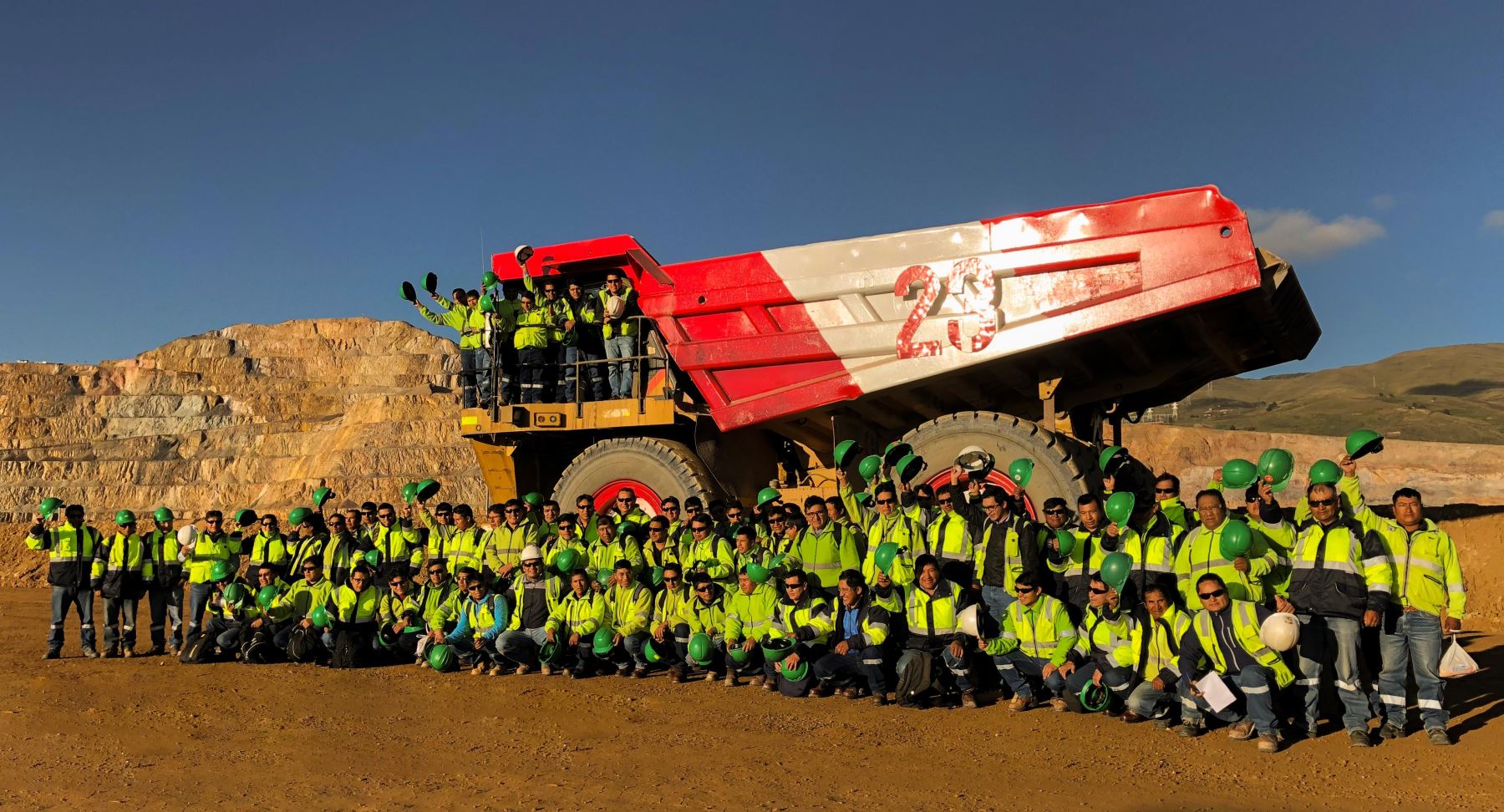 Trabajadores pintaron imponente camión para alentar a la selección.