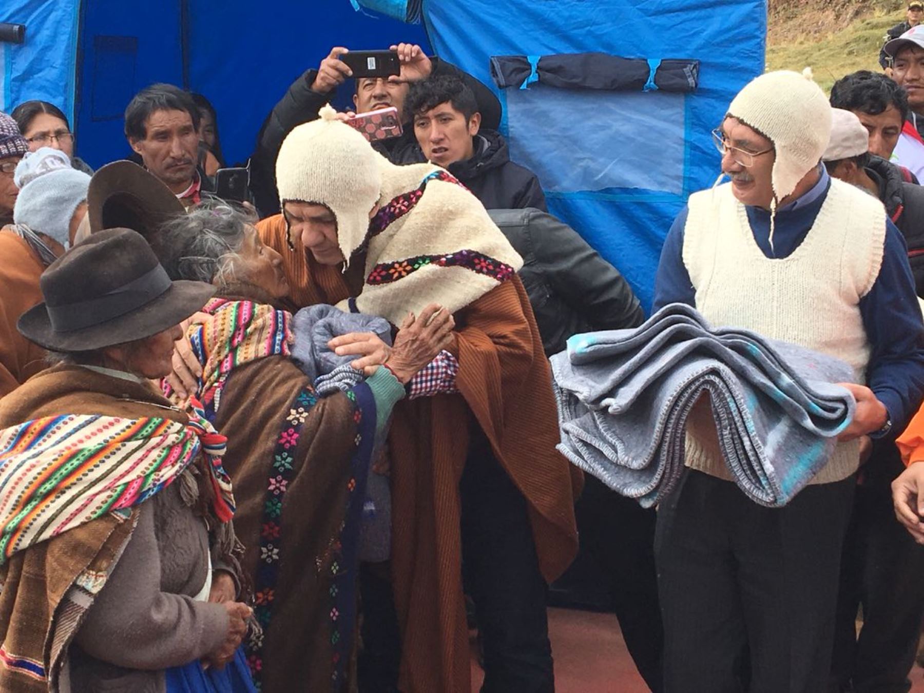 Ministro del Interior entrega ayuda humanitaria a población de Pasco