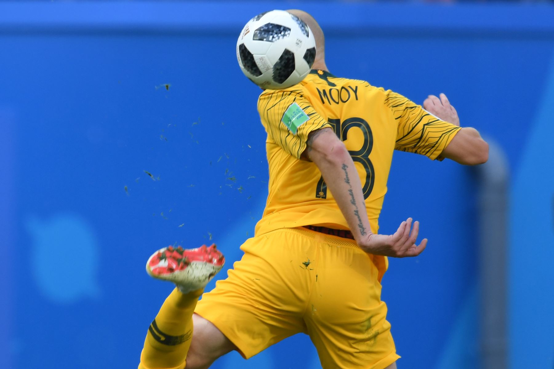 El centrocampista australiano Aaron Mooy mueve la pelota durante el partido de fútbol del Grupo C de la Copa Mundial Rusia 2018 entre Francia y Australia en el Kazan Arena de Kazán el 16 de junio de 2018. Foto: AFP